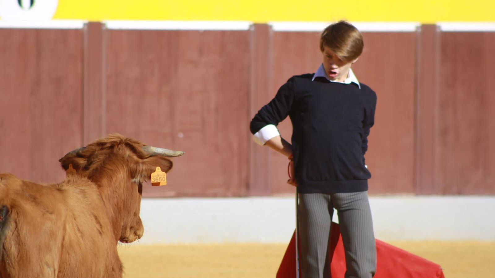 Un joven alumno torea de muleta al eral que le correspondió. Un joven alumno torea de muleta al eral que le correspondió.