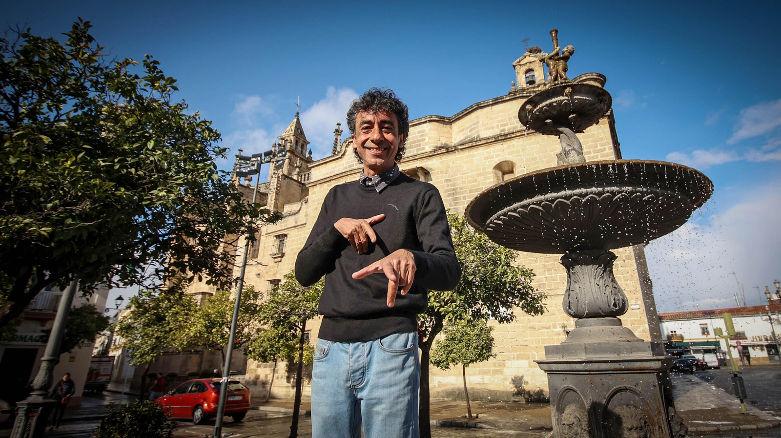 Tomasito posa para Diario de Jerez en la fuente de Santiago.