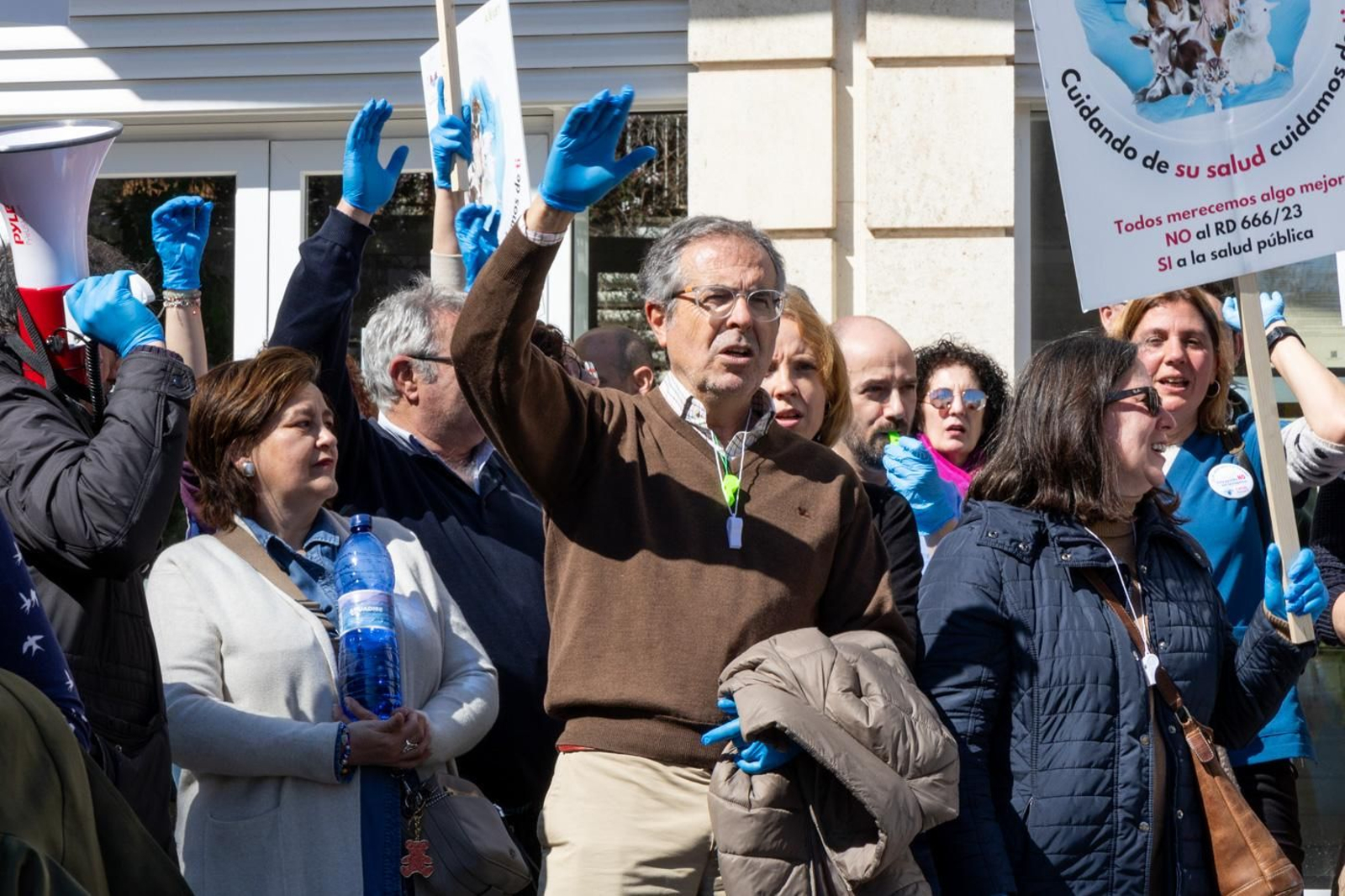 Concentración de veterinarios en protesta contra el real decreto 666/2023