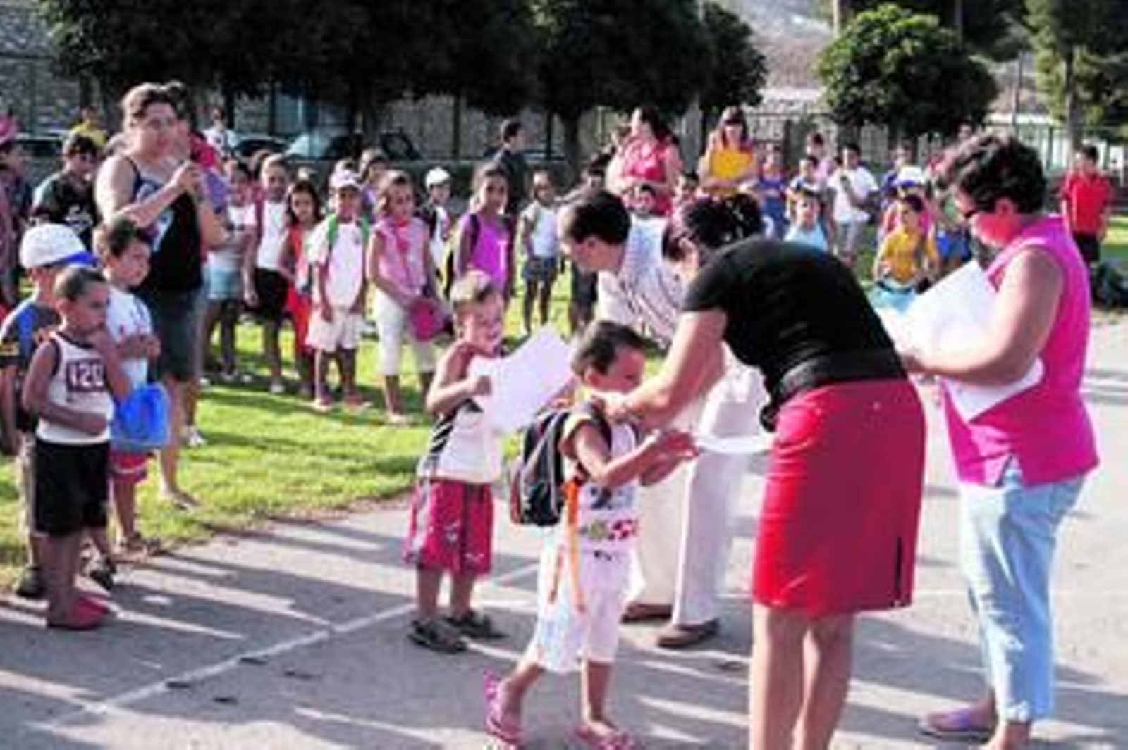 Los niños recibieron los diplomas en la fiesta fin de curso.