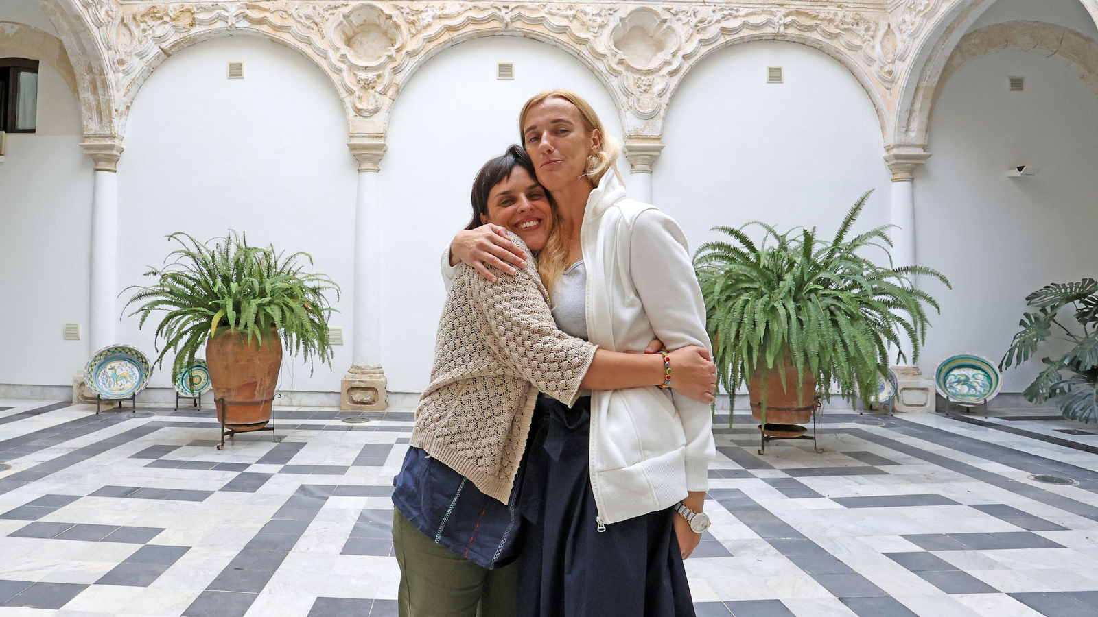 Olena Gorobets (derecha) abraza a Miriam Durán, técnico de Cáritas, días atrás. Olena Gorobets (derecha) abraza a Miriam Durán, técnico de Cáritas, días atrás.