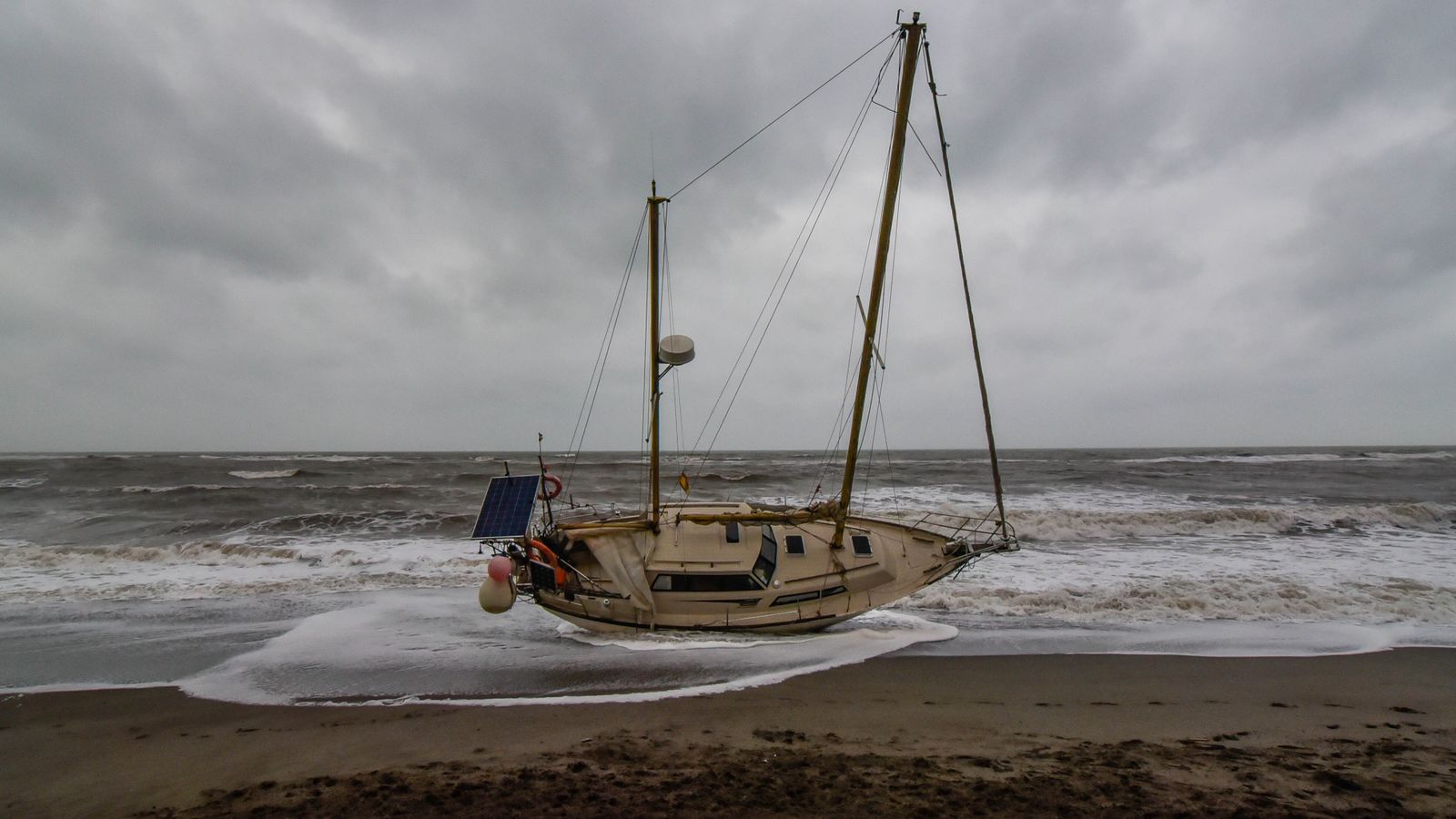 Velero varado en la playa de la Alcaidesa
