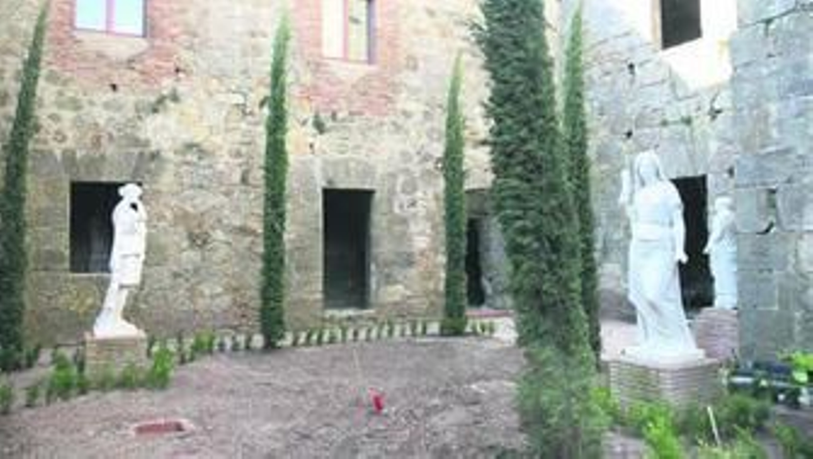 Uno de los patios interiores de Monasterio de El Cuervo, en Benalup.