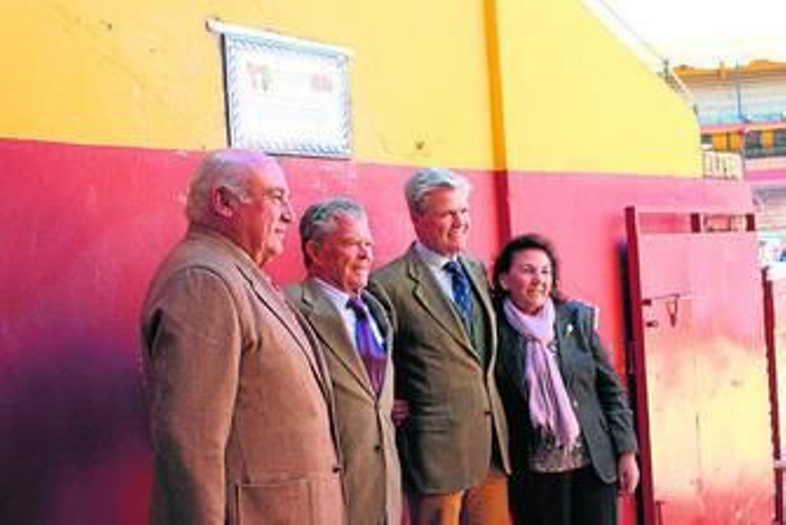 Espartaco padre -segundo por la izquierda-, bajo el azulejo conmemorativo.