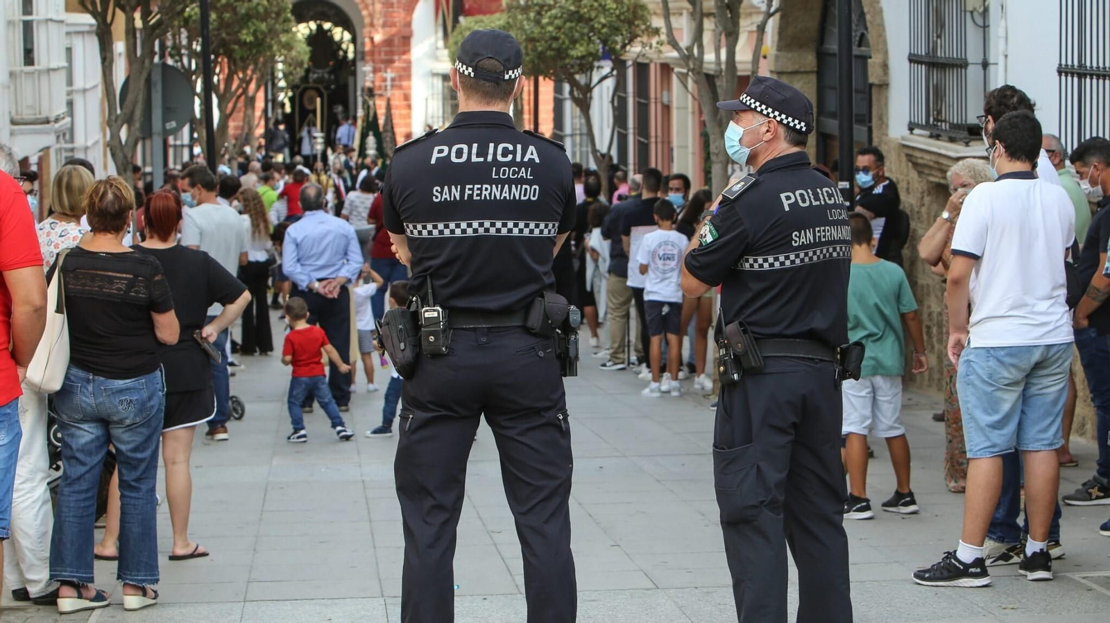 Agentes de la Policía Local supervisando el paso de una procesión, en septiembre pasado. Agentes de la Policía Local supervisando el paso de una procesión, en septiembre pasado.