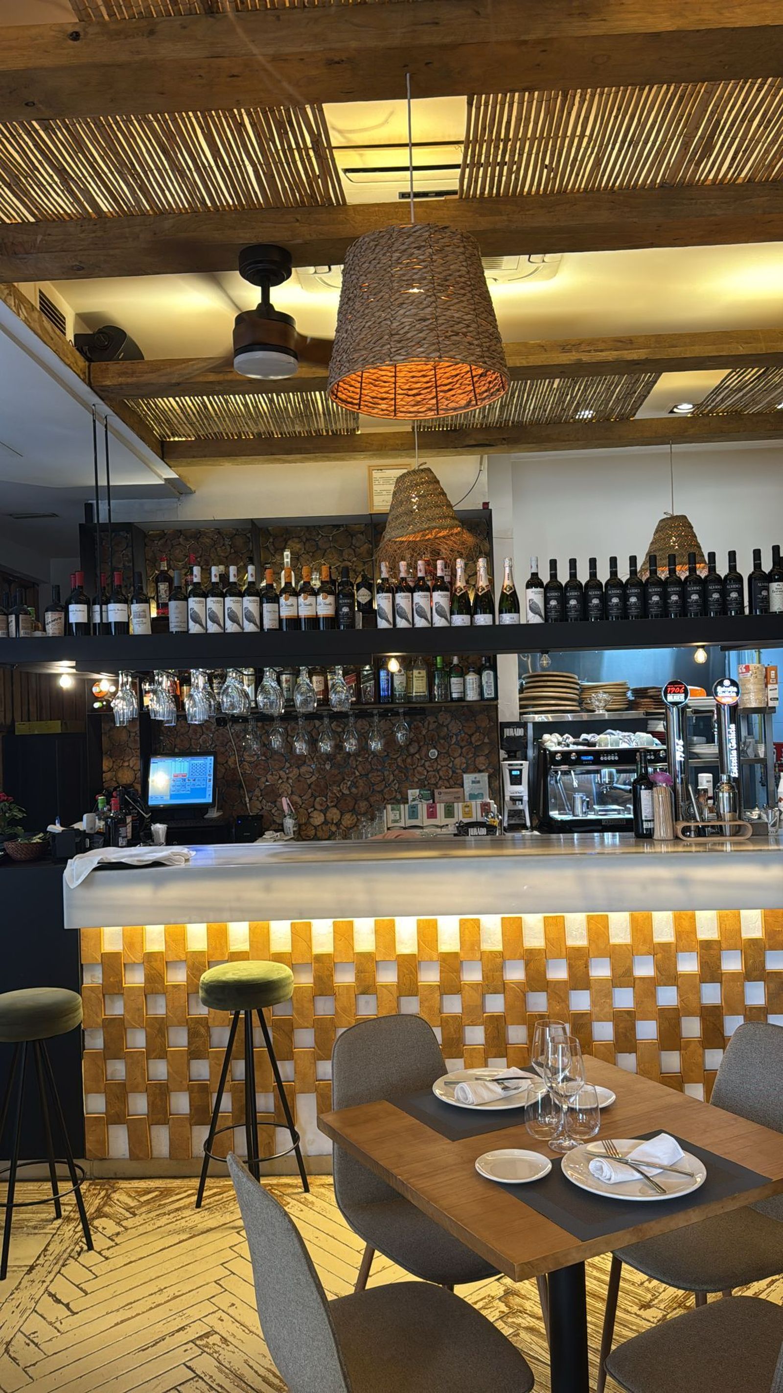 Salón del restaurante Bodega y Mar.