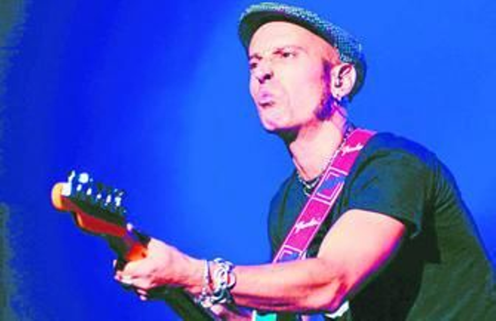 El cantante y guitarrista bilbaíno Fito Cabrales, durante un concierto con los Fitipaldis celebrado en Tenerife.