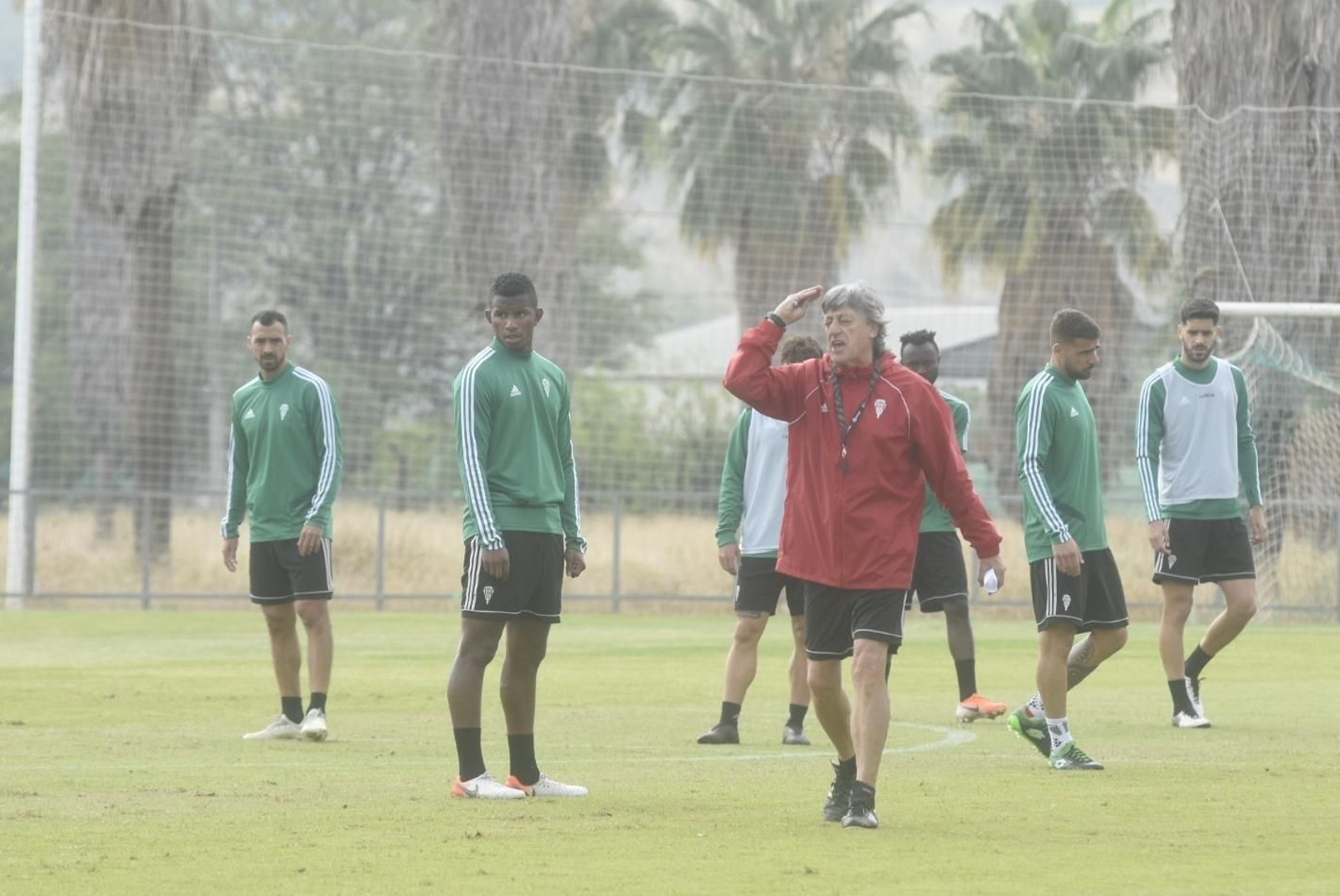 Escobar, en el centro de la imagen, atento a las instrucciones de Enrique Martín.