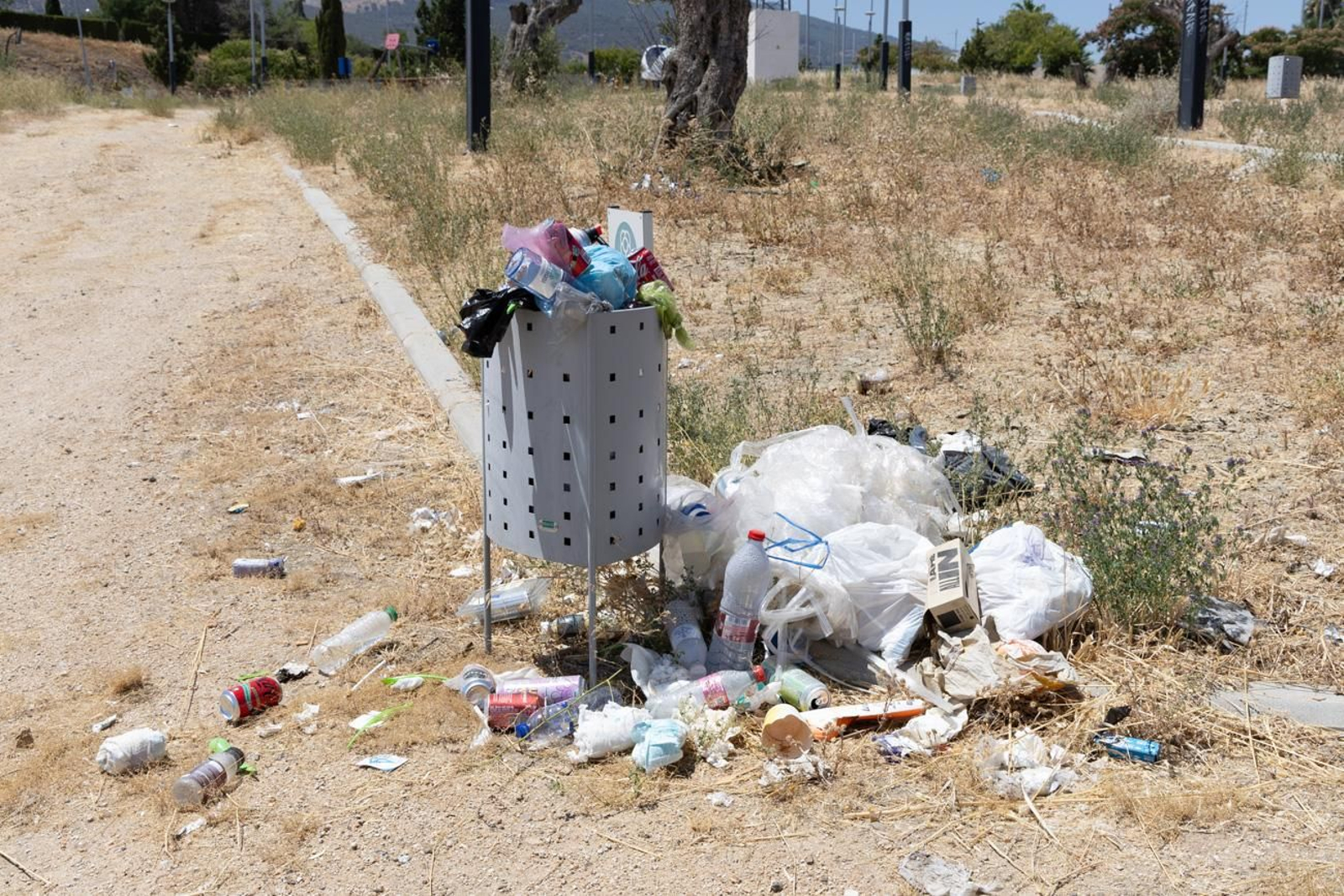 El estado de abandono del parque infantil del Jaén Plaza, en imágenes