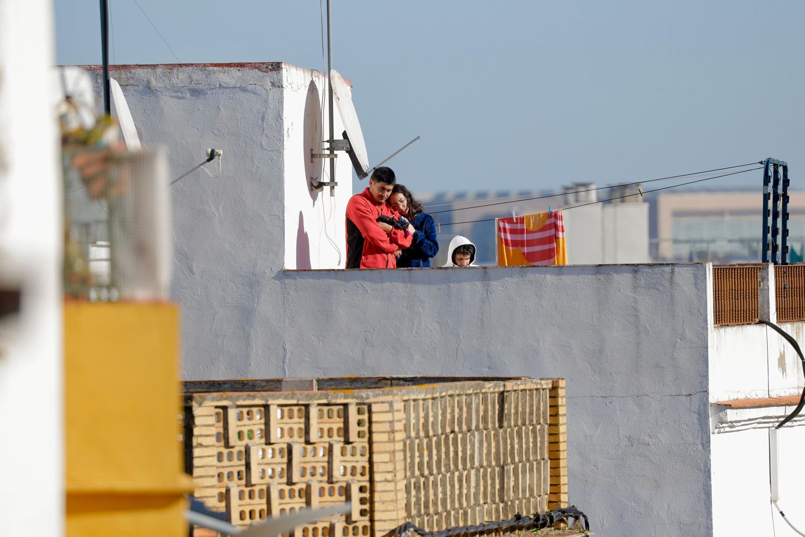 Los vecinos observan el despliegue desde una azotea.