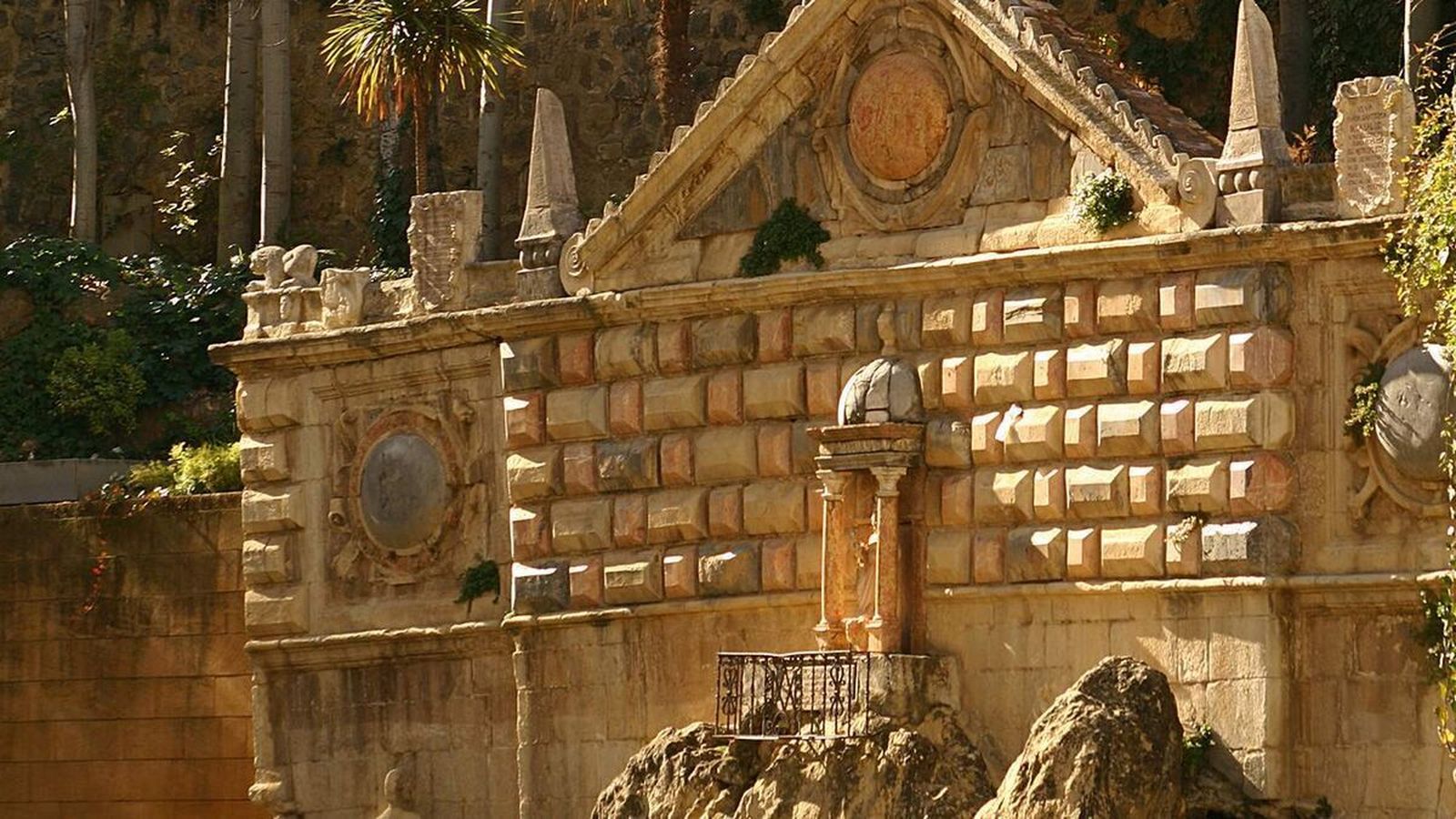 Lo más característico de la Fuente de la Salud es su almohadillado