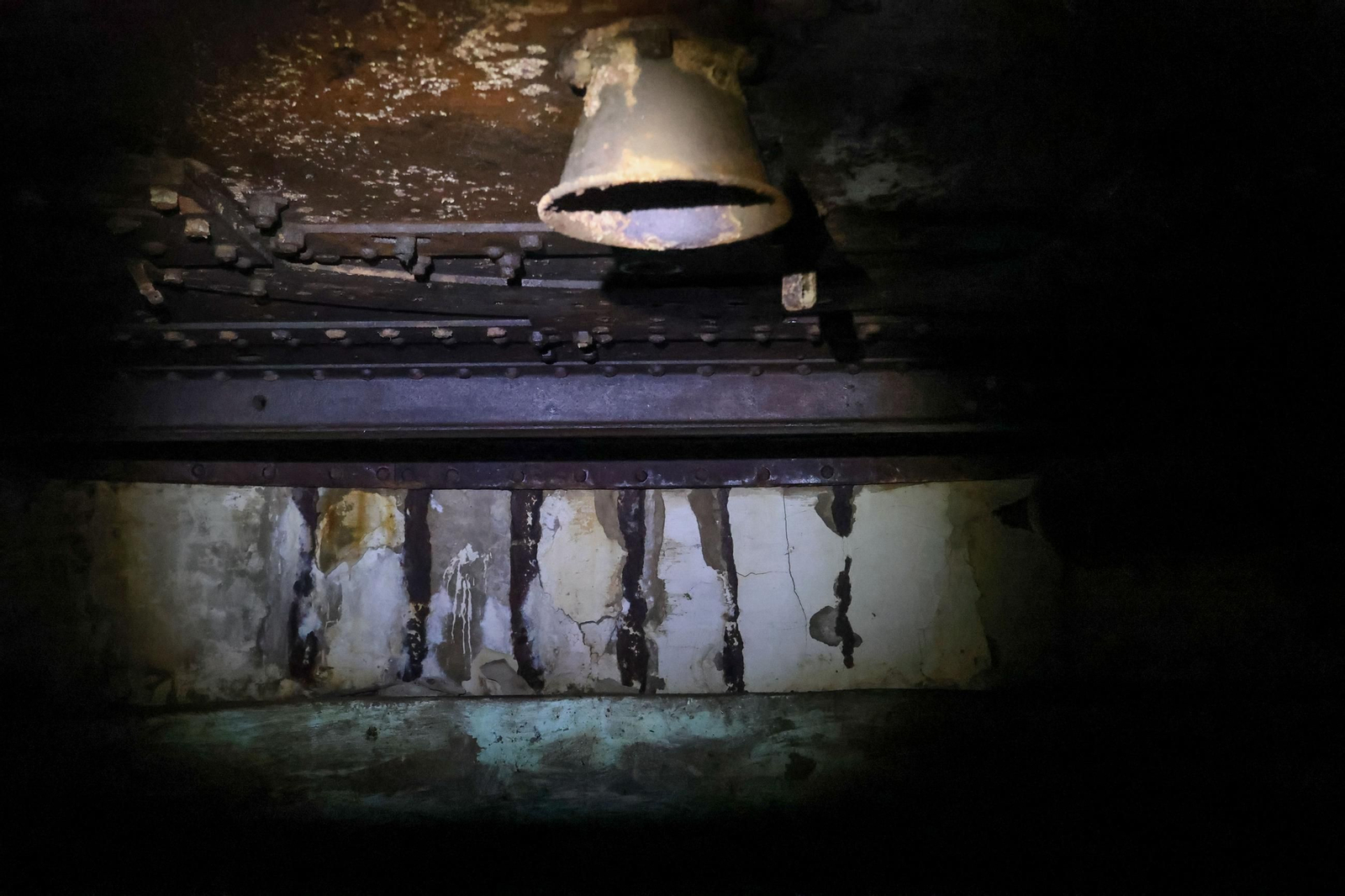 Caída de aceite hidráulico al depósito, último nivel de la batería