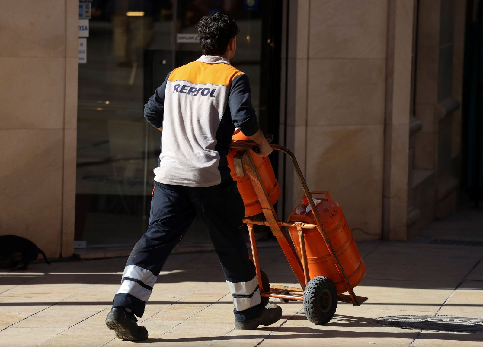 Un trabajador de Repsol, durante el reparto de una bombona