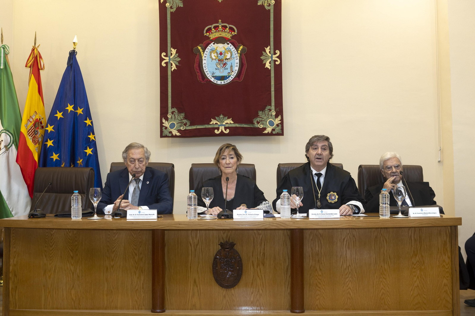 El penalista Francisco Baena Bocanegra recibe la medalla al mérito de la Abogacía Española. El penalista Francisco Baena Bocanegra recibe la medalla al mérito de la Abogacía Española.