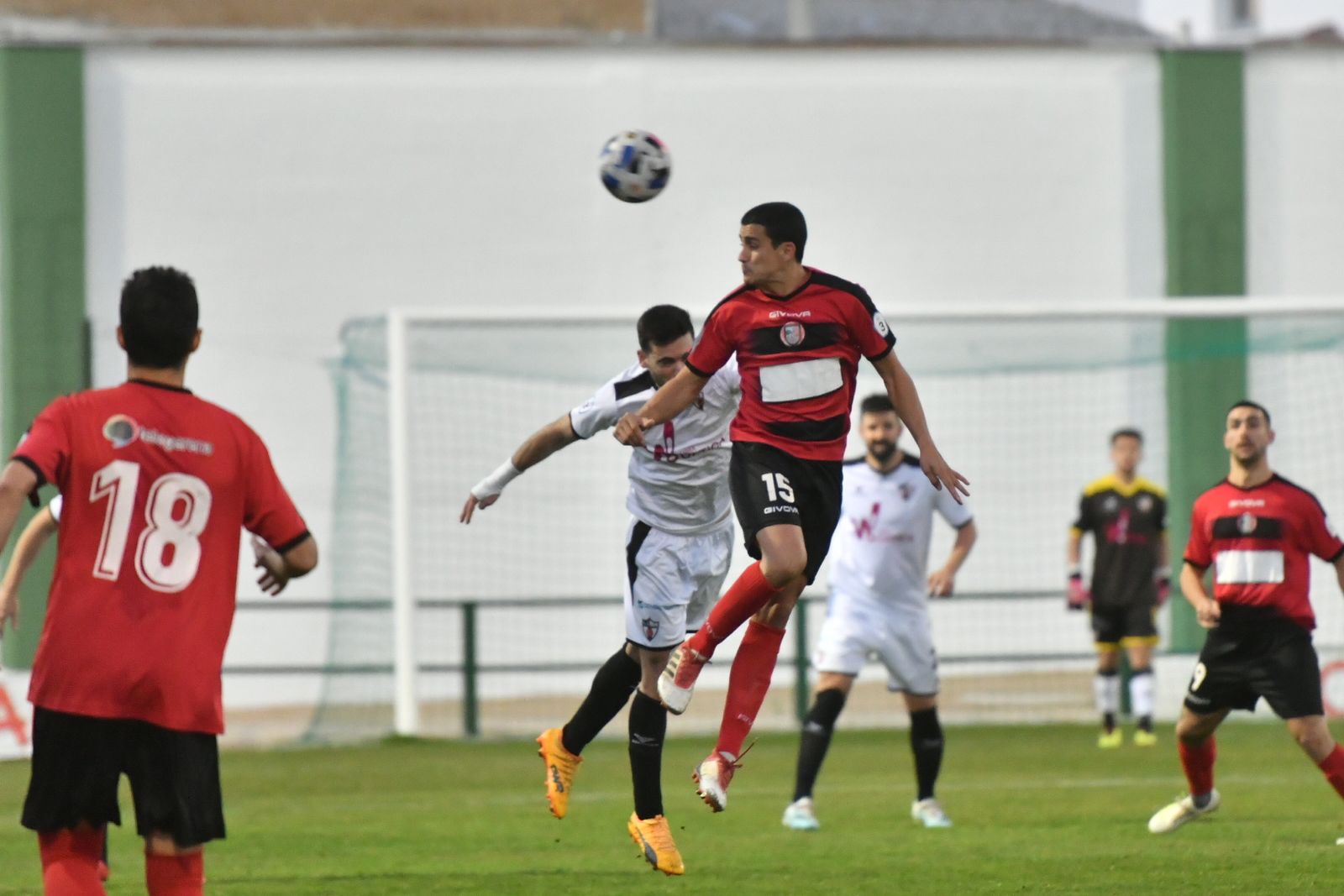 Chapi salta de cabeza ganando un balón a un jugador del Pozoblanco.