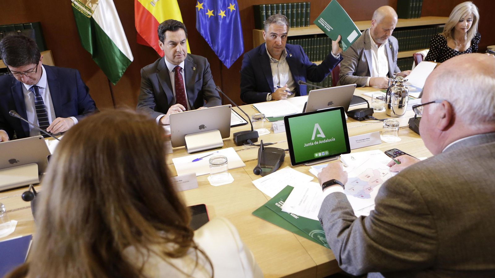 El presidente de la Junta, Juanma Moreno, en una reunión de emergencia.