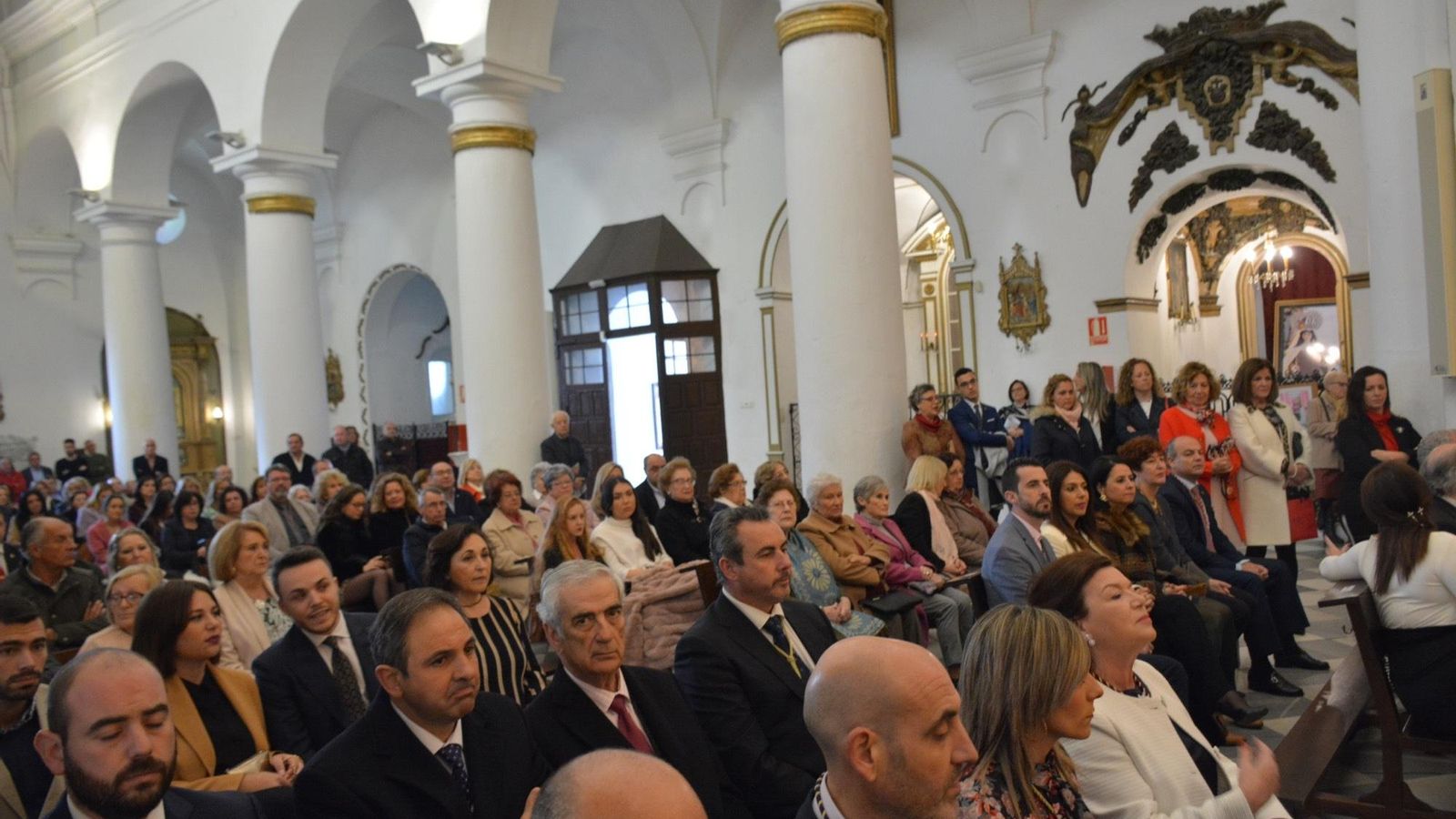 El público sigue el pregón en la parroquia de Santa María la Coronada.