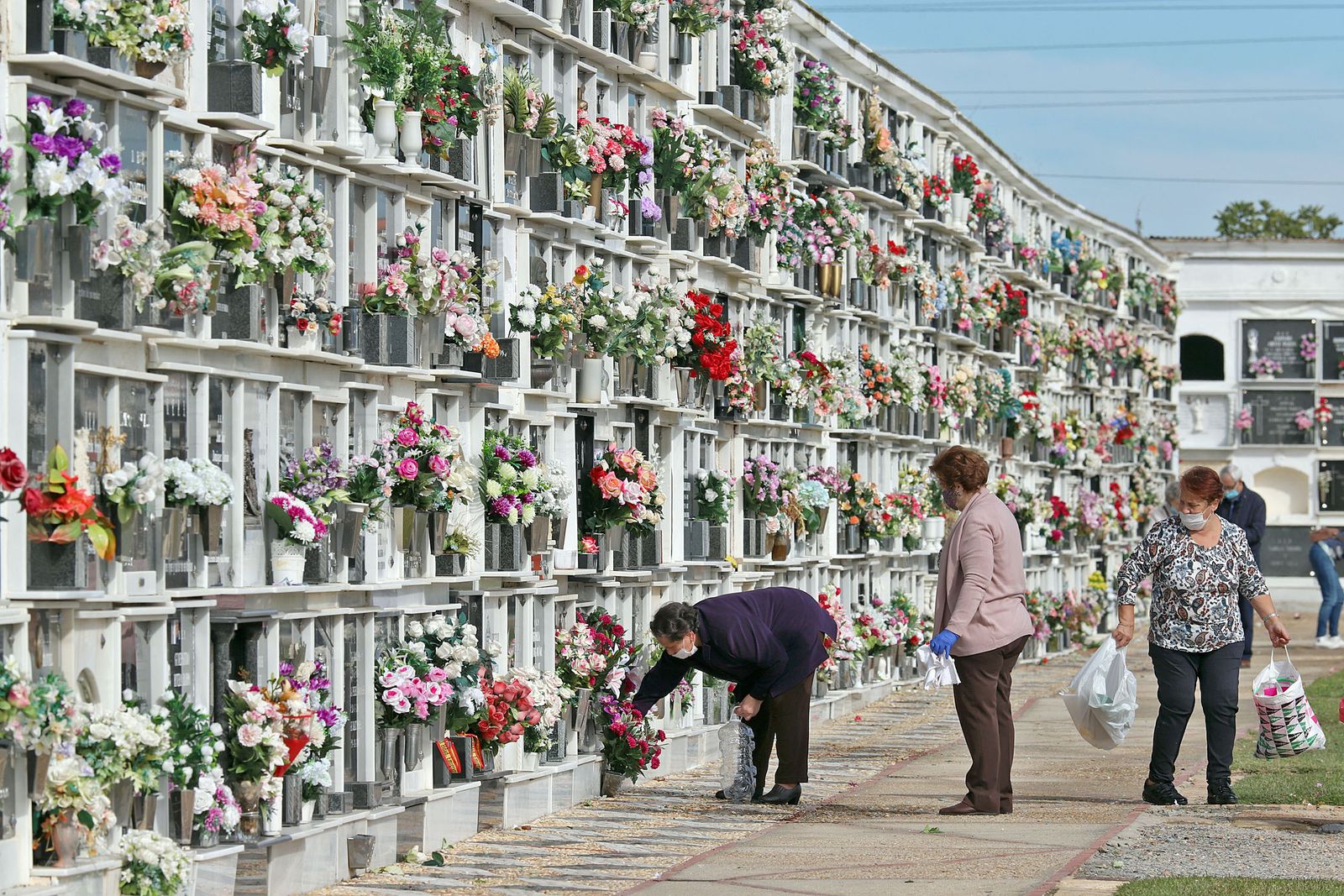 Imágenes de los preparativos en el cementerio de Huelva con motivo de la festividad de Todos los Santos