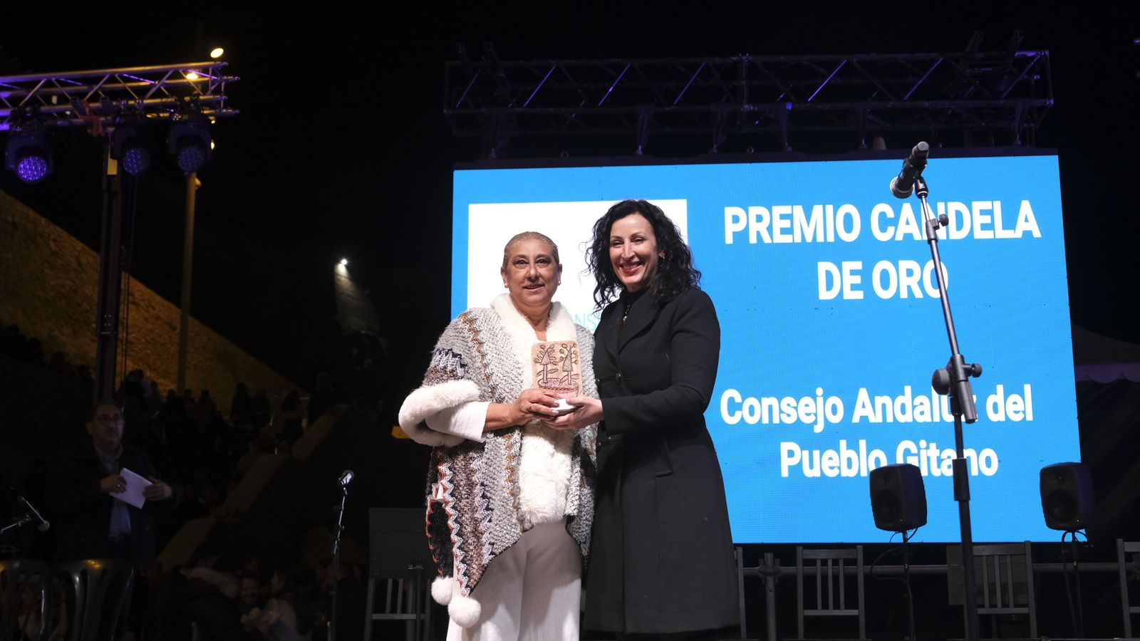 La alcaldesa María del Mar Vázquez estuvo presente en la entrega de las candelas.