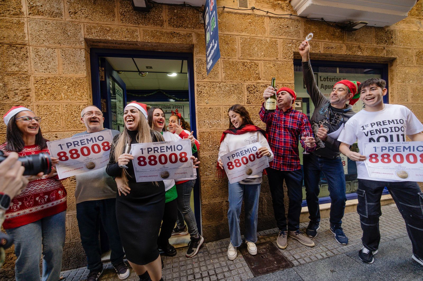 Lotería de Navidad 2023: Las imágenes de la celebración del Gordo en Cádiz