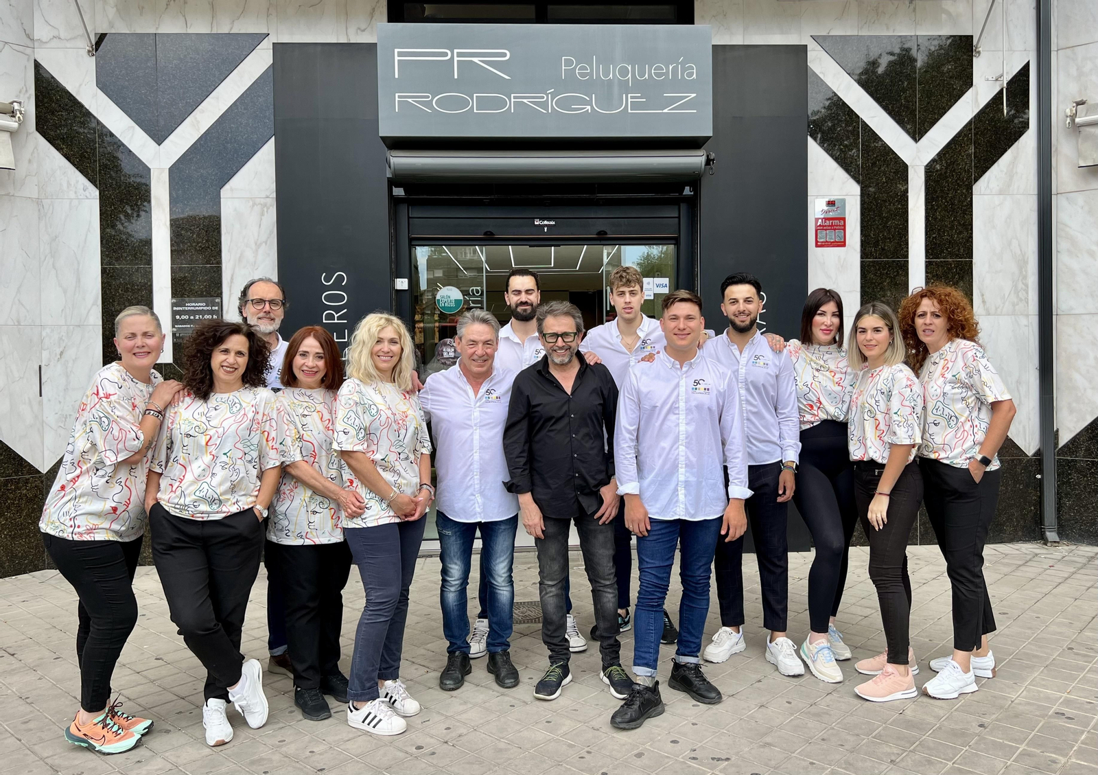 Todo el equipo de Peluquería Rodríguez posando para una foto de familia.