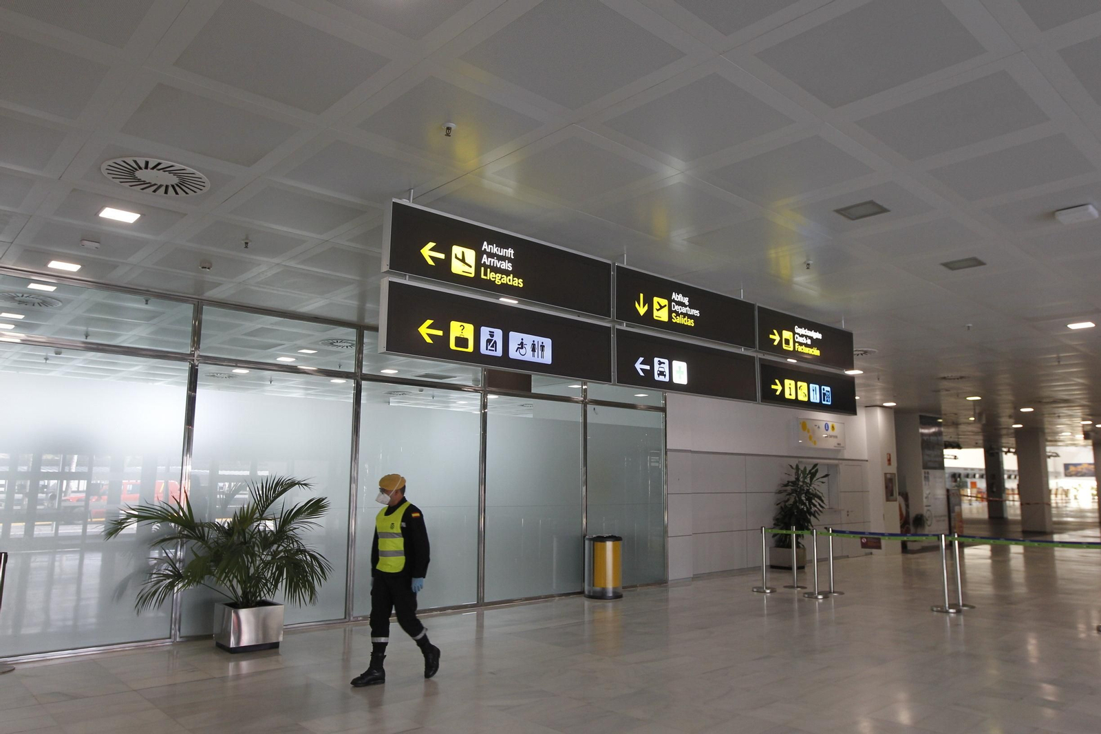 Fotogalería actuación INFOCA y UME por el coronavirus en Almería. Covid-19