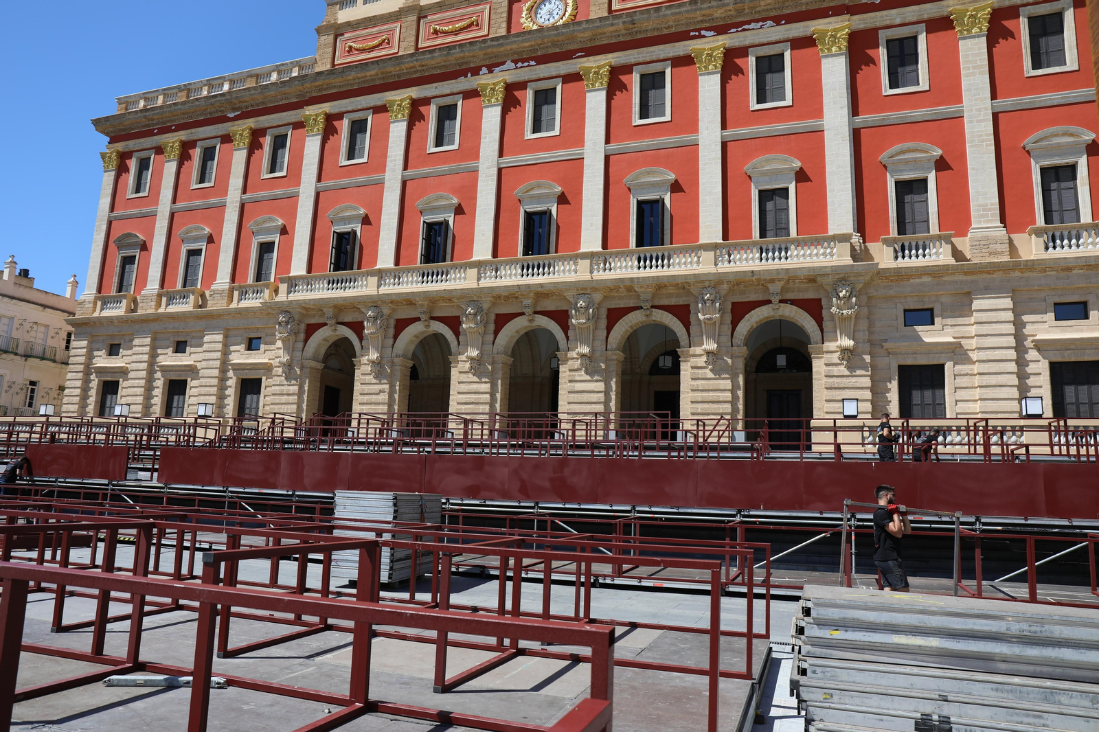 Las imágenes del montaje de la Carrera Oficial de la Semana Santa de San Fernando