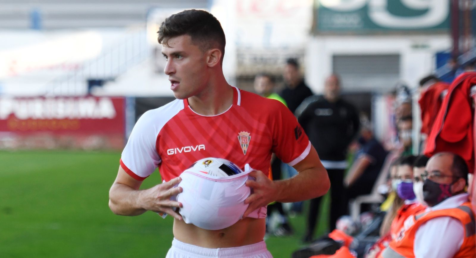 Berto Espeso prepara el balón para sacar de banda en un partido del Córdoba CF.