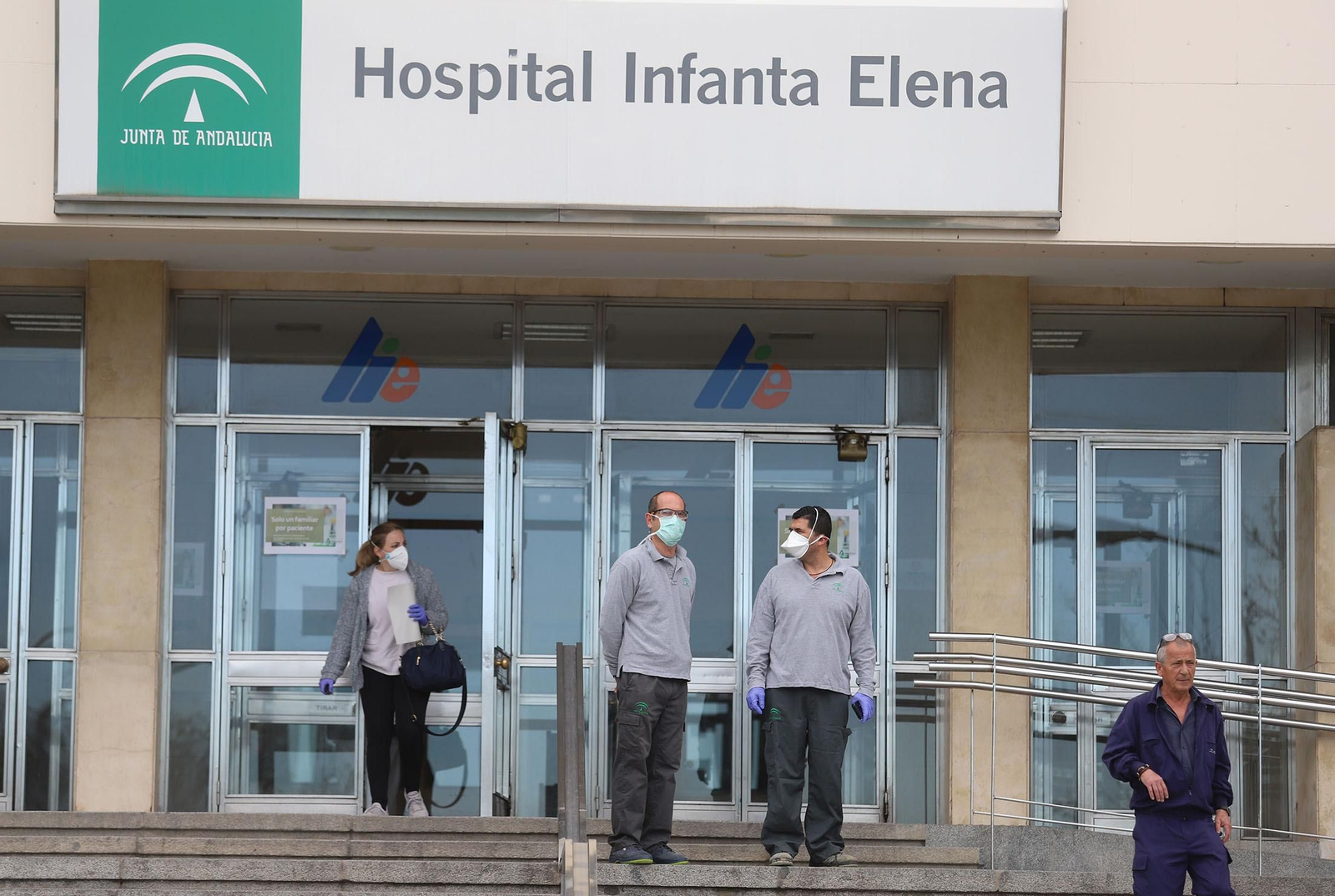 Imágenes de la UME realizando trabajos de limpieza y desinfección en el Hospital Infanta Elena de Huelva