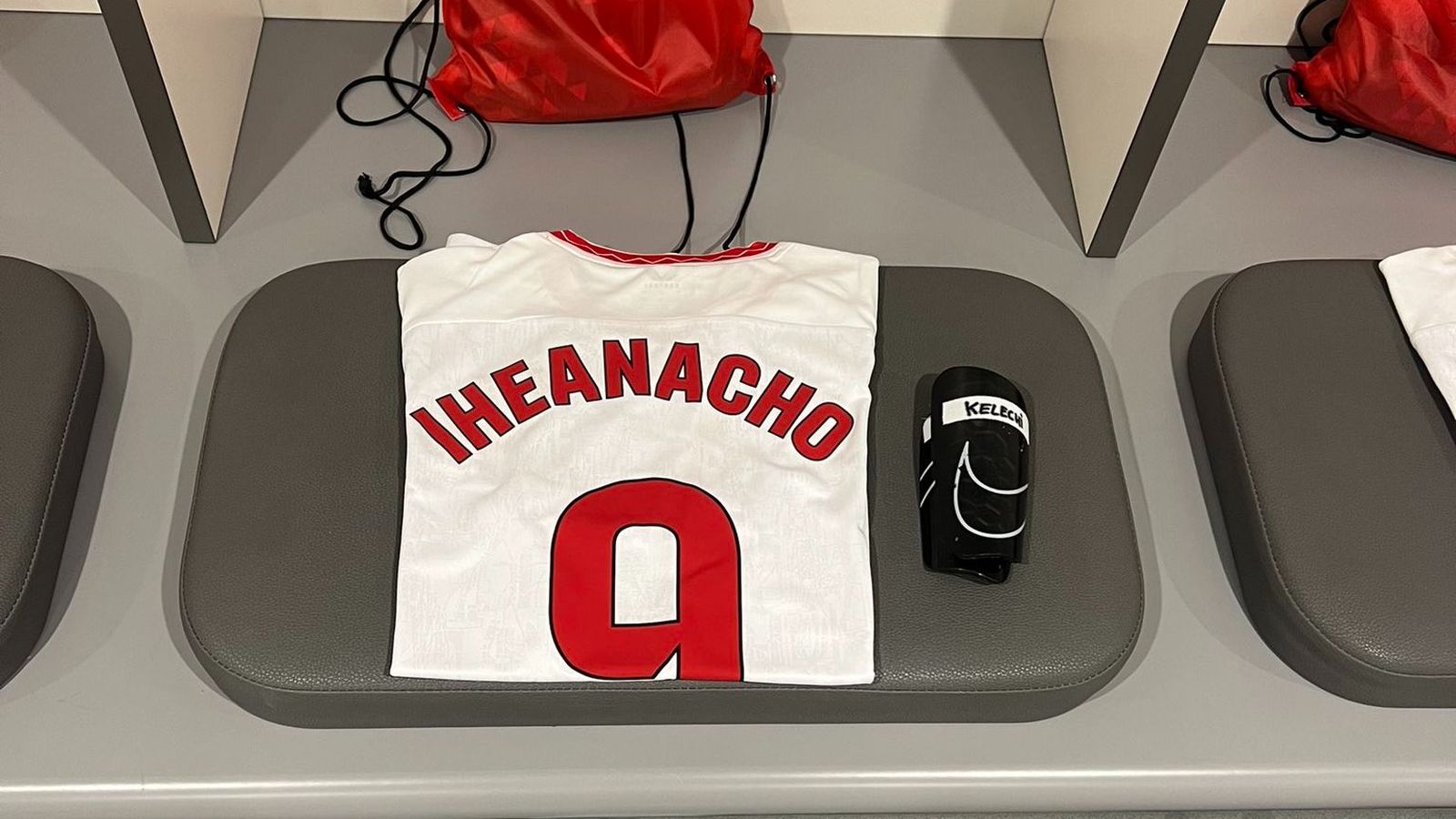 La camiseta con el dorsal 9 de Iheanacho en el vestuario de Anfield.