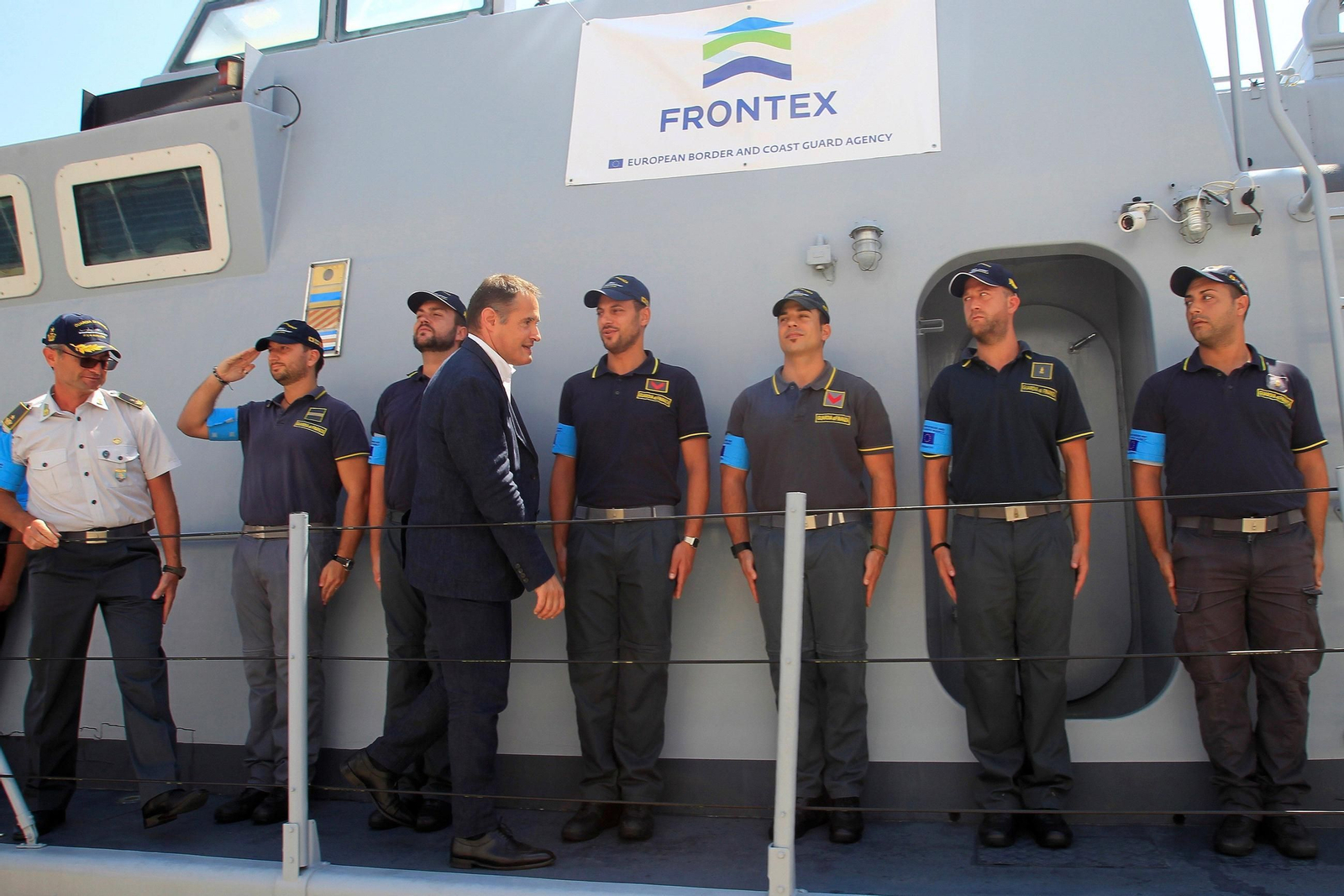 Agentes de Frontex en el puerto de Algeciras reciben al director ejecutivo del cuerpo.