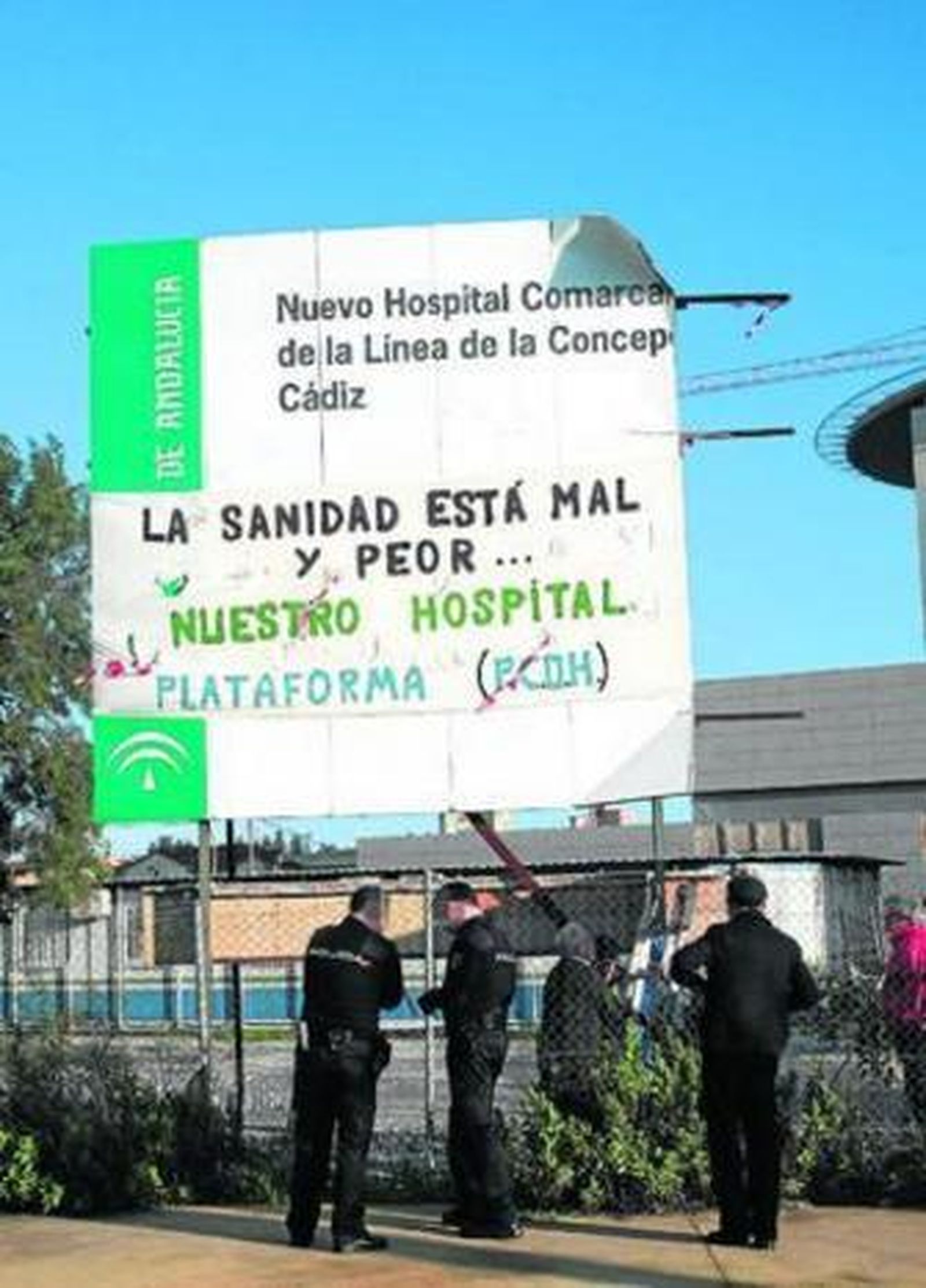 Una pancarta instalada junto al nuevo hospital durante una protesta ciudadana.