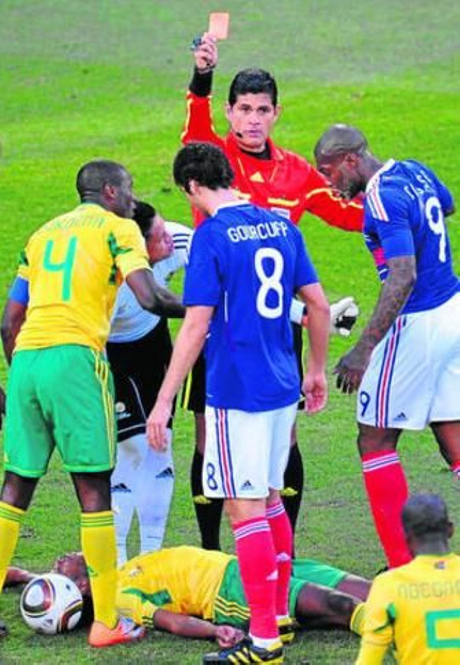 El colegiado muestra la tarjeta roja al francés Gourcouff.