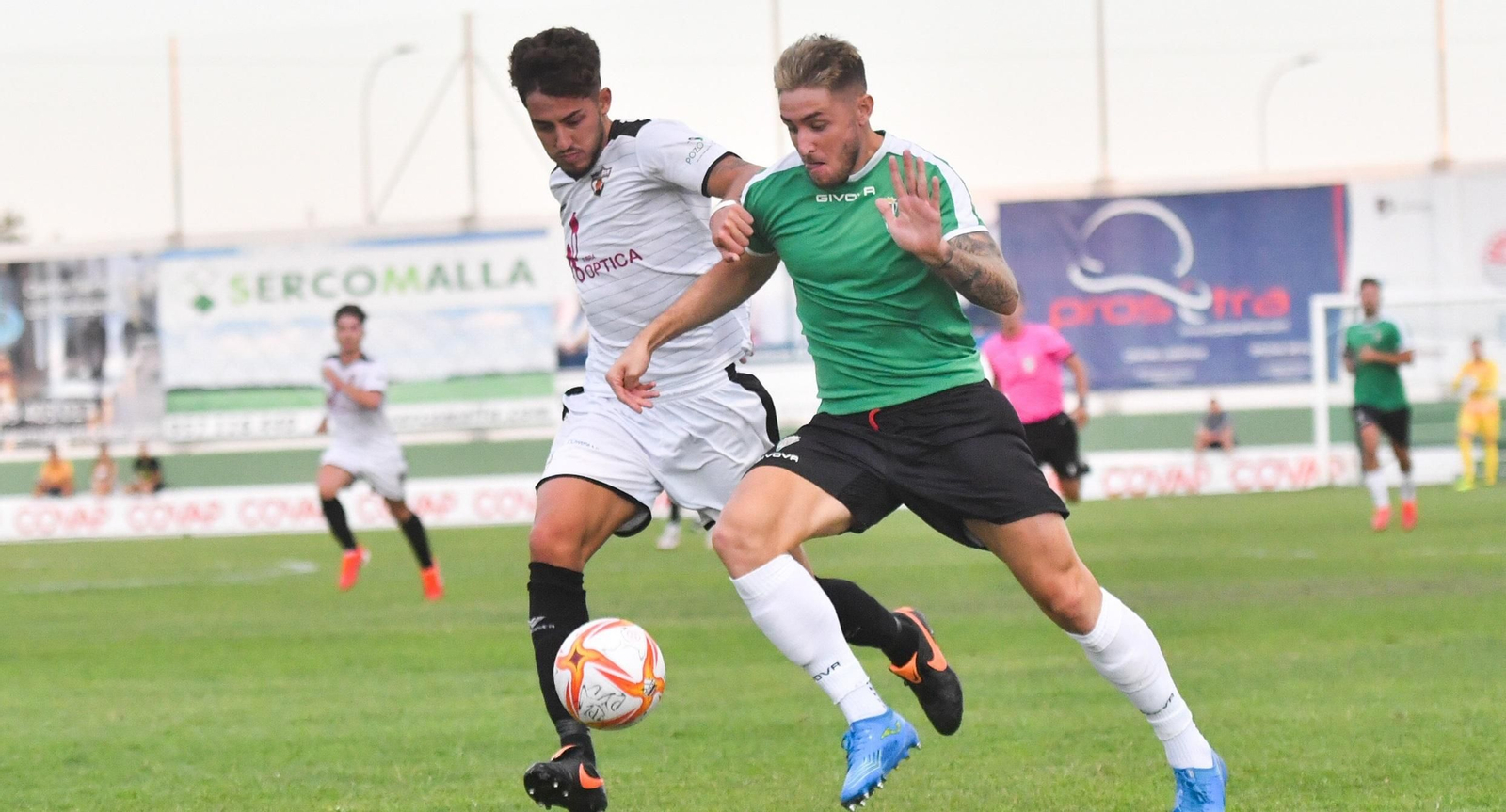 Antonio Casas es presionado por Álex Machado.