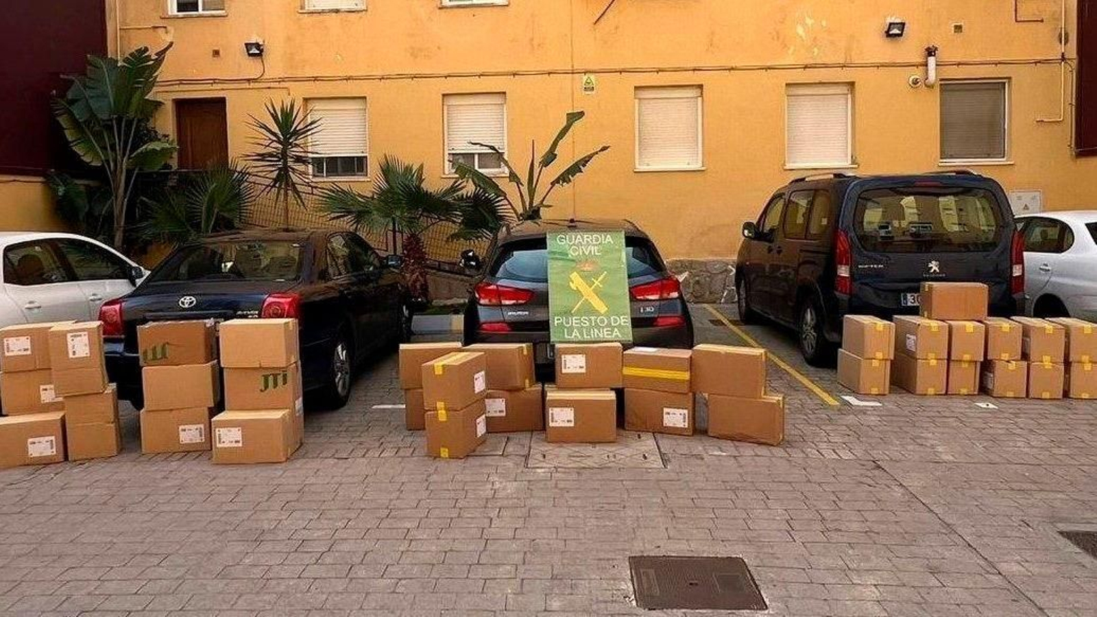 Material incautado durante una operación de la Guardia Civil en La Línea contra el contrabando de tabaco, en junio de 2025.