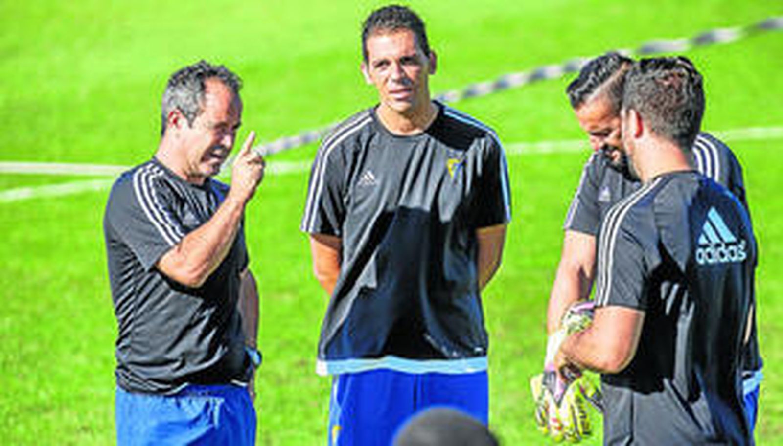 Álvaro Cervera (i) dialoga con su cuerpo técnico en mitad del entrenamiento de ayer.