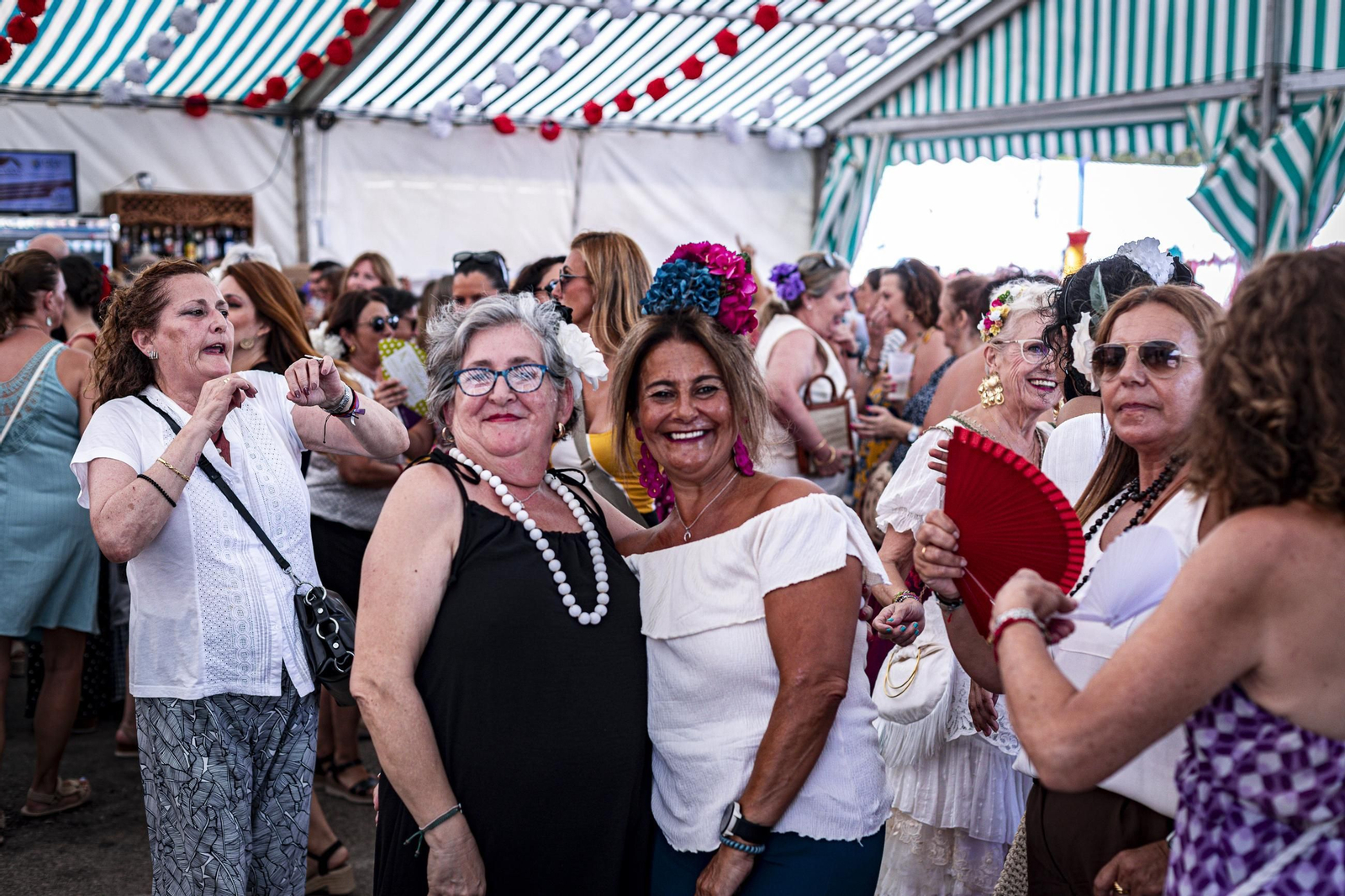 Búscate en las imágenes del Día de la Mujer de la Feria del Carmen y de la Sal de San Fernando