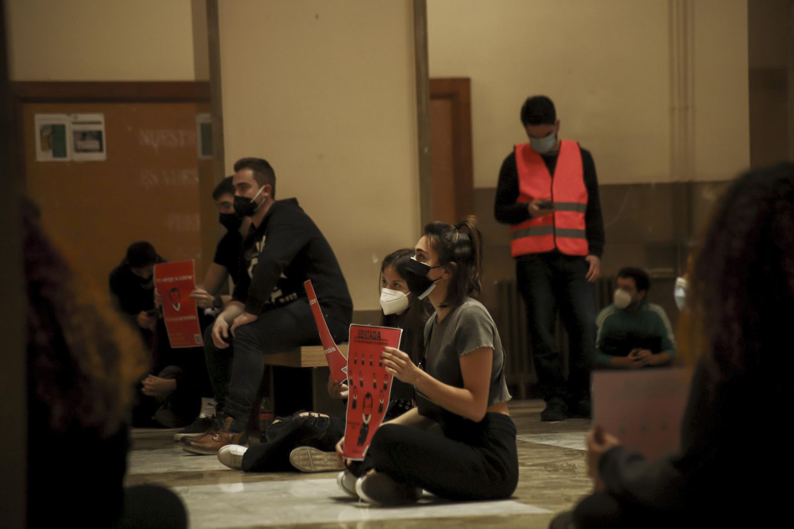 Sentada y pegada de carteles contra la "mala praxis" de un profesor de la UGR
