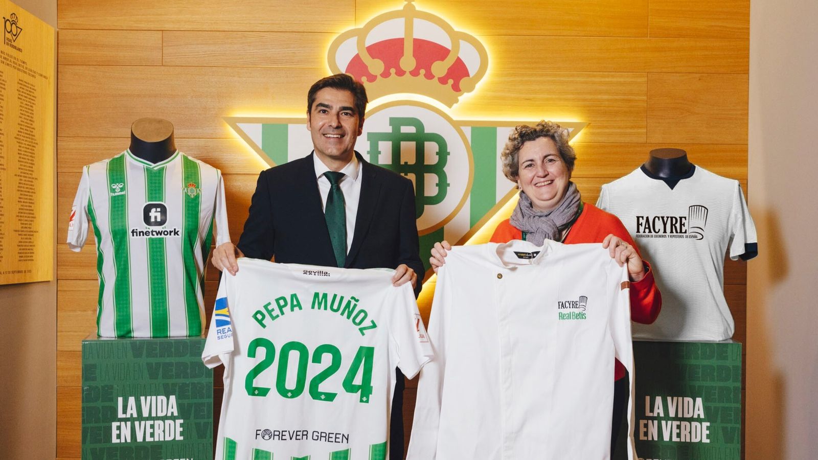El presidente del Betis, Ángel Haro, posa con Pepa Muñoz.