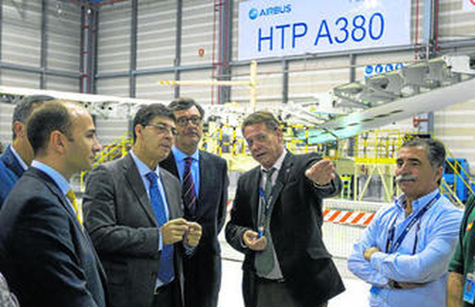 Diego Valderas, ayer durante su visita a las instalaciones de Airbus Puerto Real.