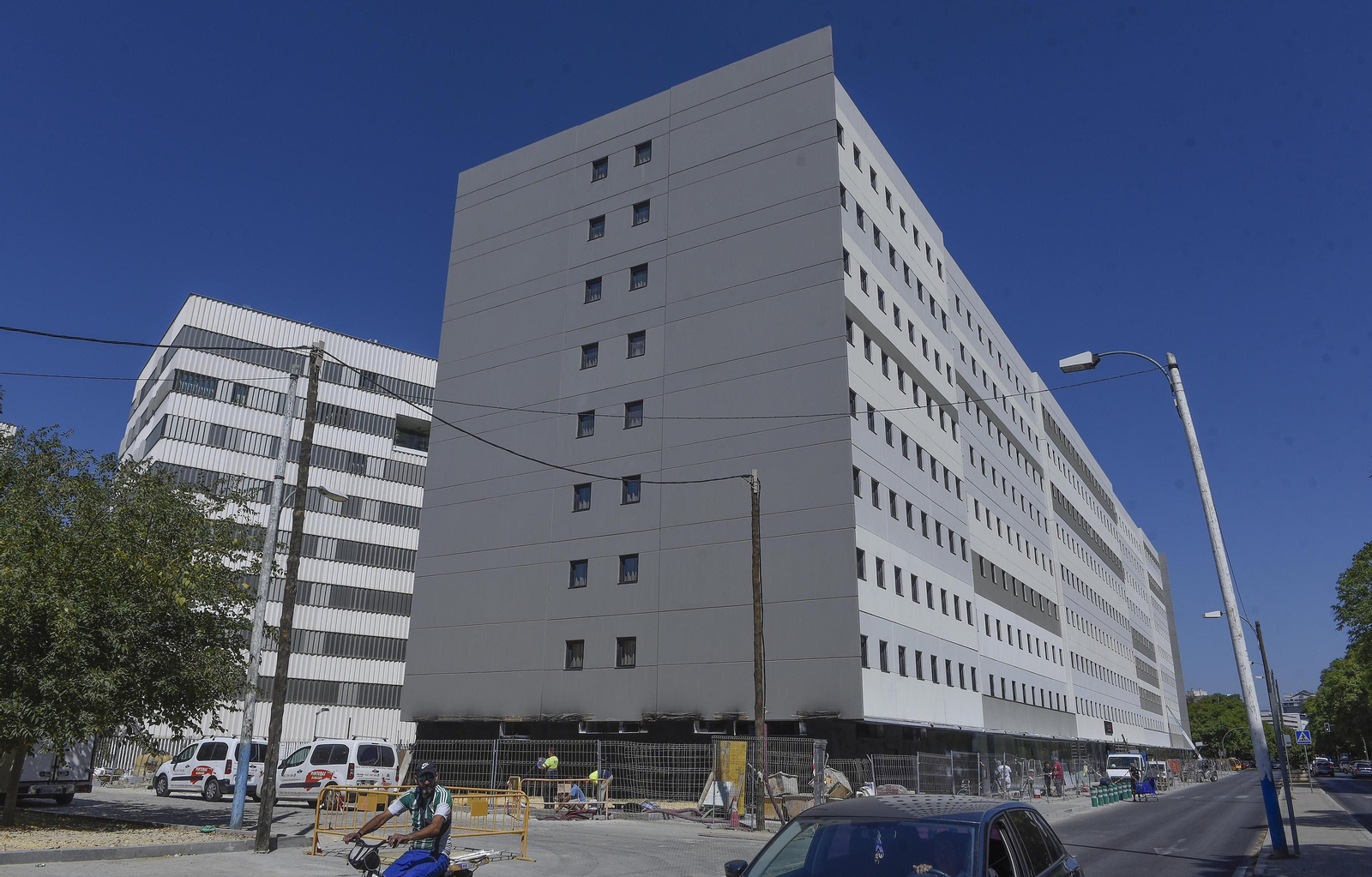 Fachada de la nueva residencia de estudiantes de la avenida Ramón Carande, ya sin árboles.