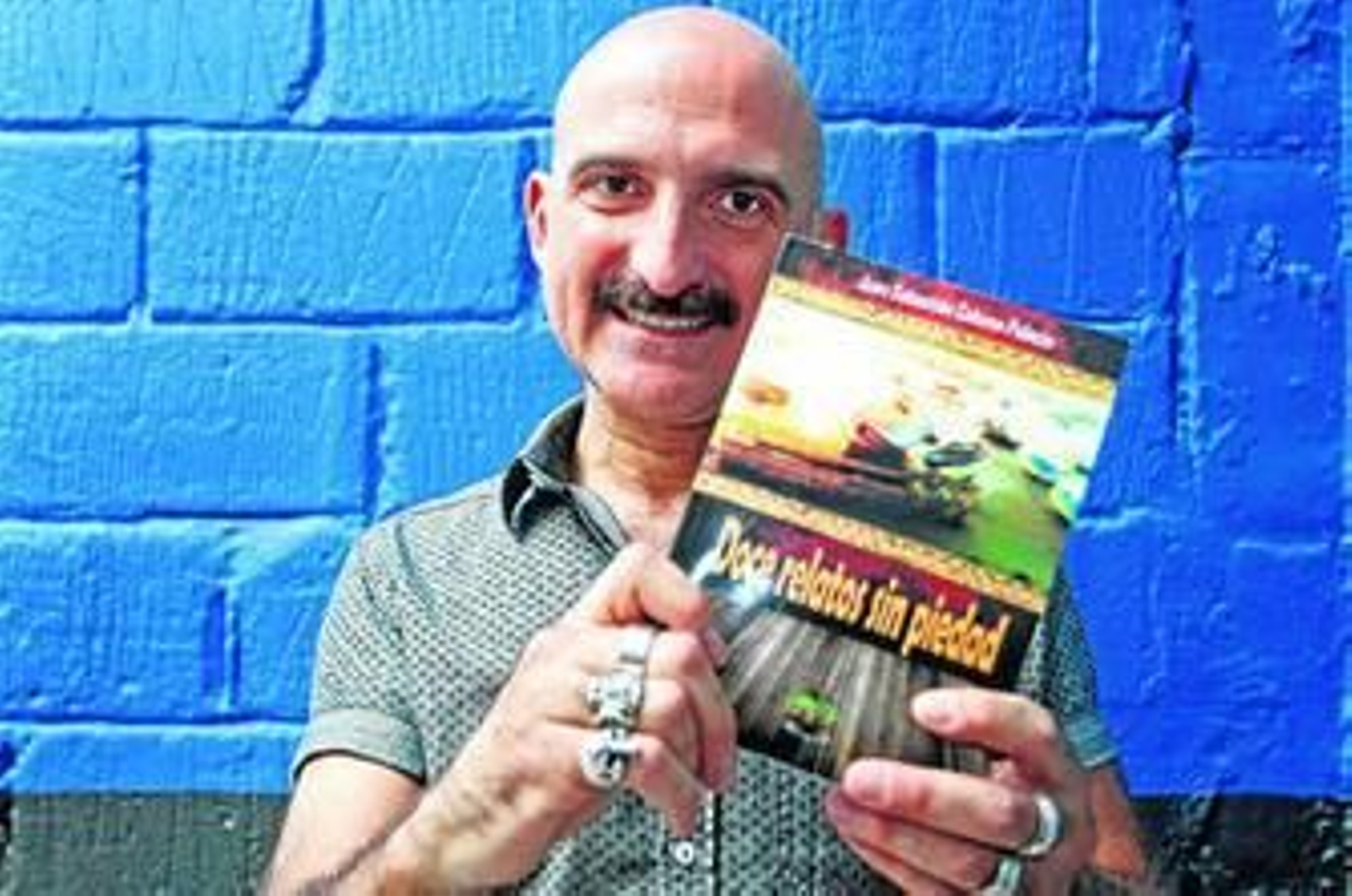 Juan Sebastián Coloma posa sonriente con su libro. Juan Sebastián Coloma posa sonriente con su libro.