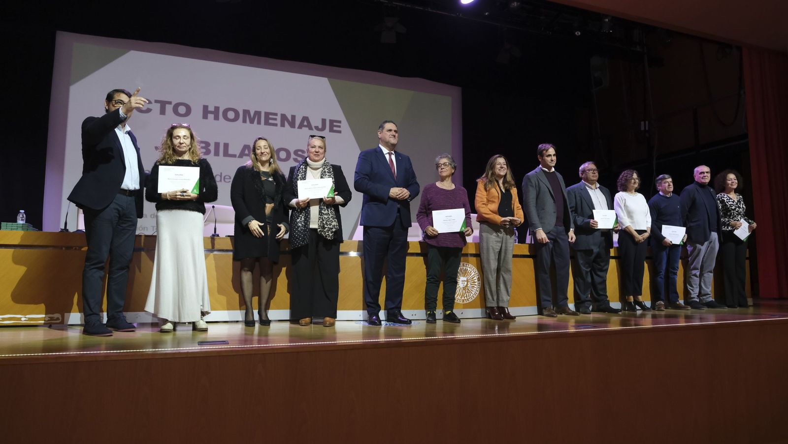 Los maestros docentes jubilados reciben su homenaje en la paraninfo de la UAL