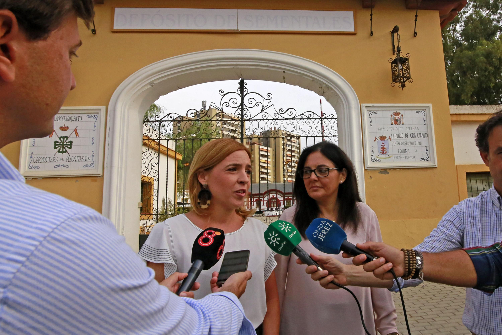 Almudena Martínez, en la rueda de prensa que ofreció ayer frente al Depósito de Sementales.