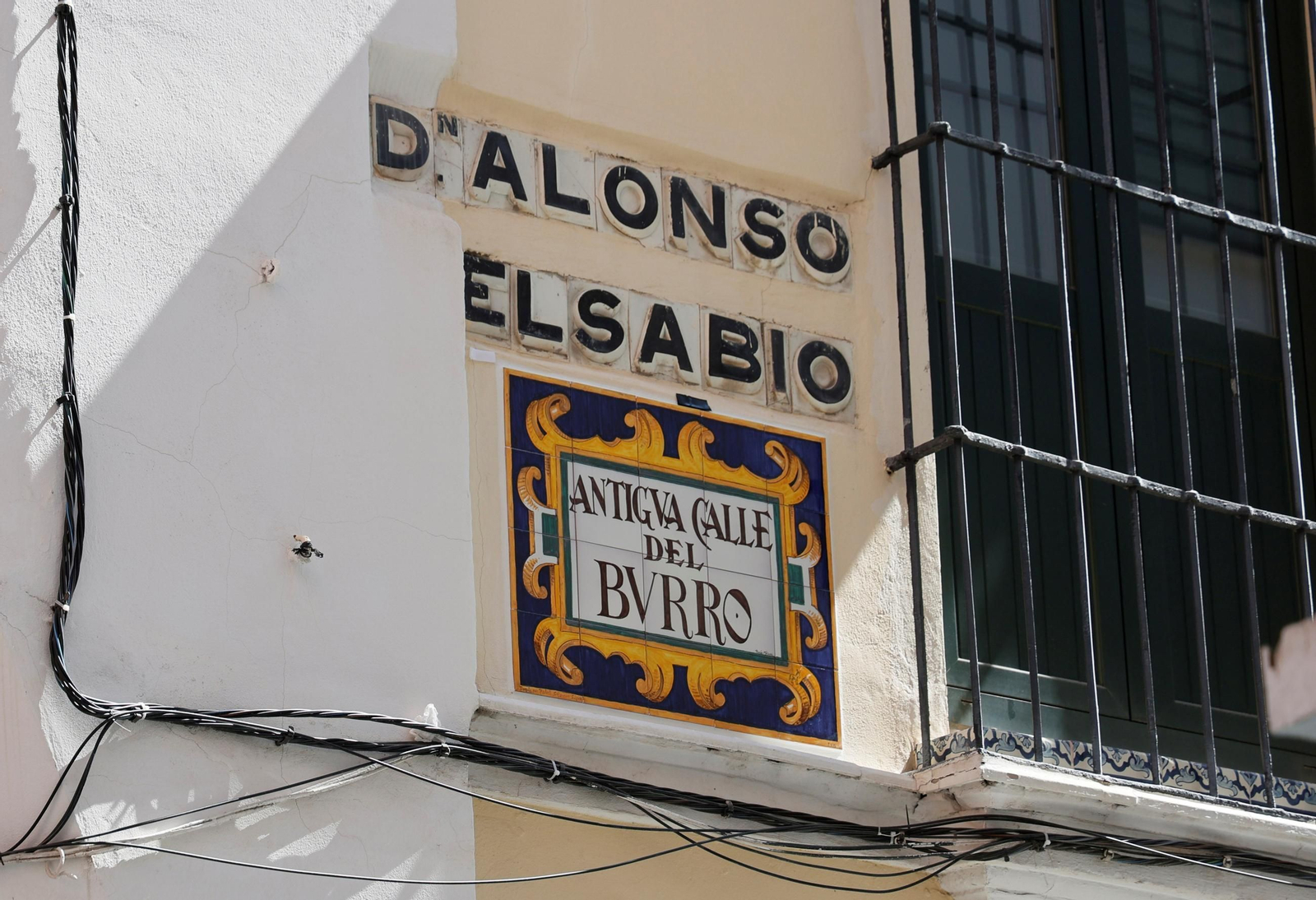 En la esquina con Puente y Pellón conviven los dos nombres de la calle, el actual y el que tuvo hasta 1845 .