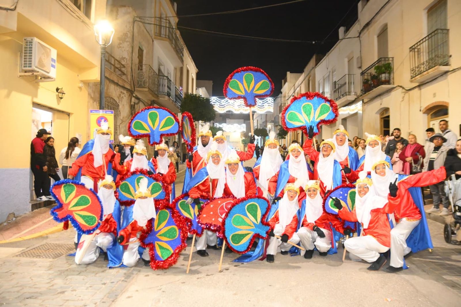 La Cabalgata de los Reyes Magos de Vera desborda ilusión con una participación multitudinaria