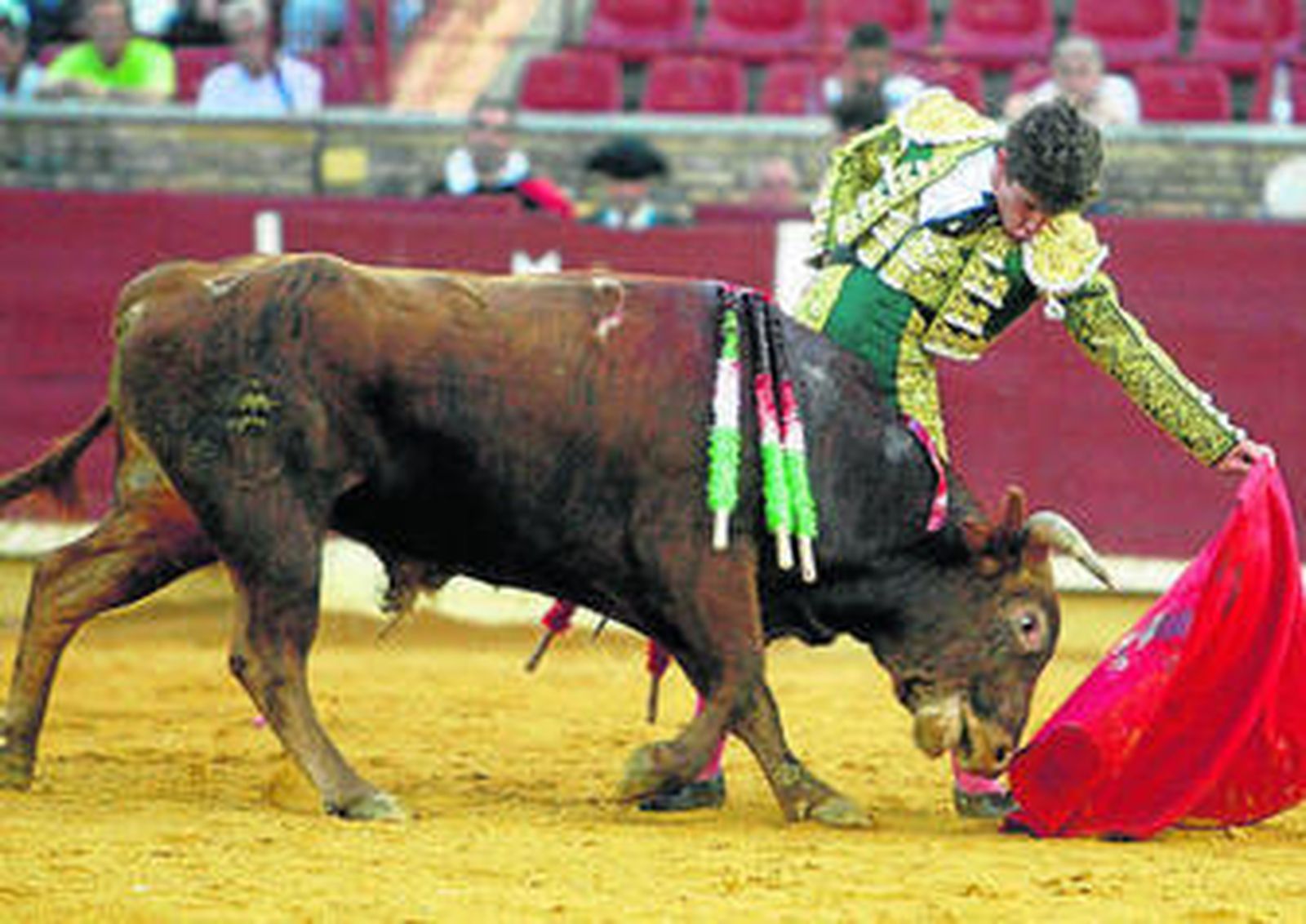 Fernando Rey, en un natural, triunfador en Alcalá de Henares.