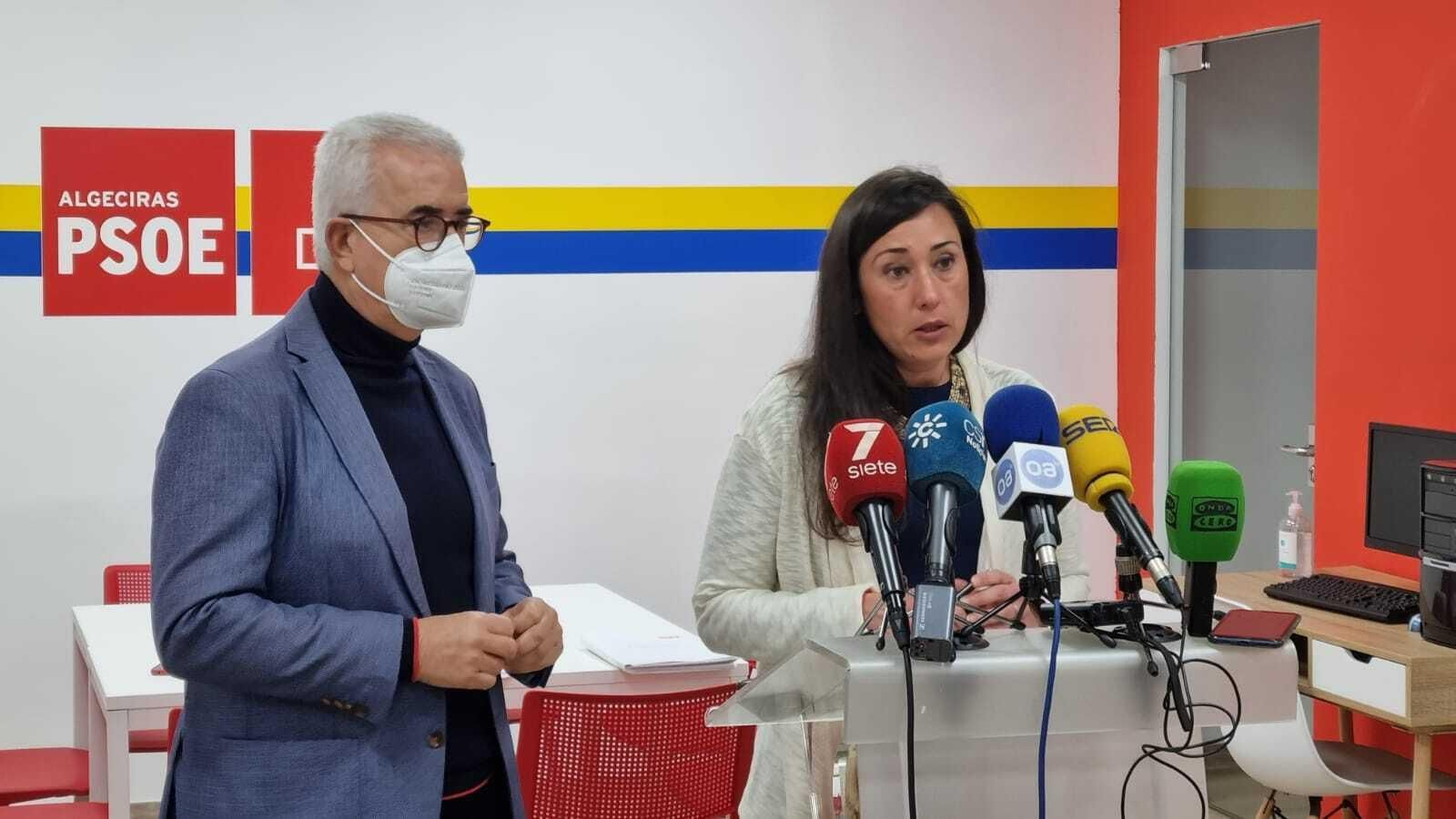 Rocío  Arrabal junto al actual parlamentario andaluz Manuel Jiménez Barrios.