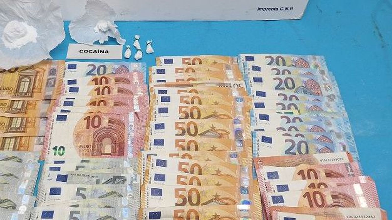 Una imagen de la droga incautada y dinero en efectivo.