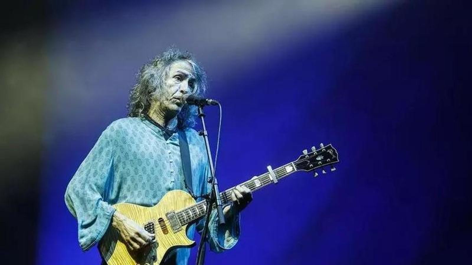 Robe Iniesta durante un concierto en Valencia